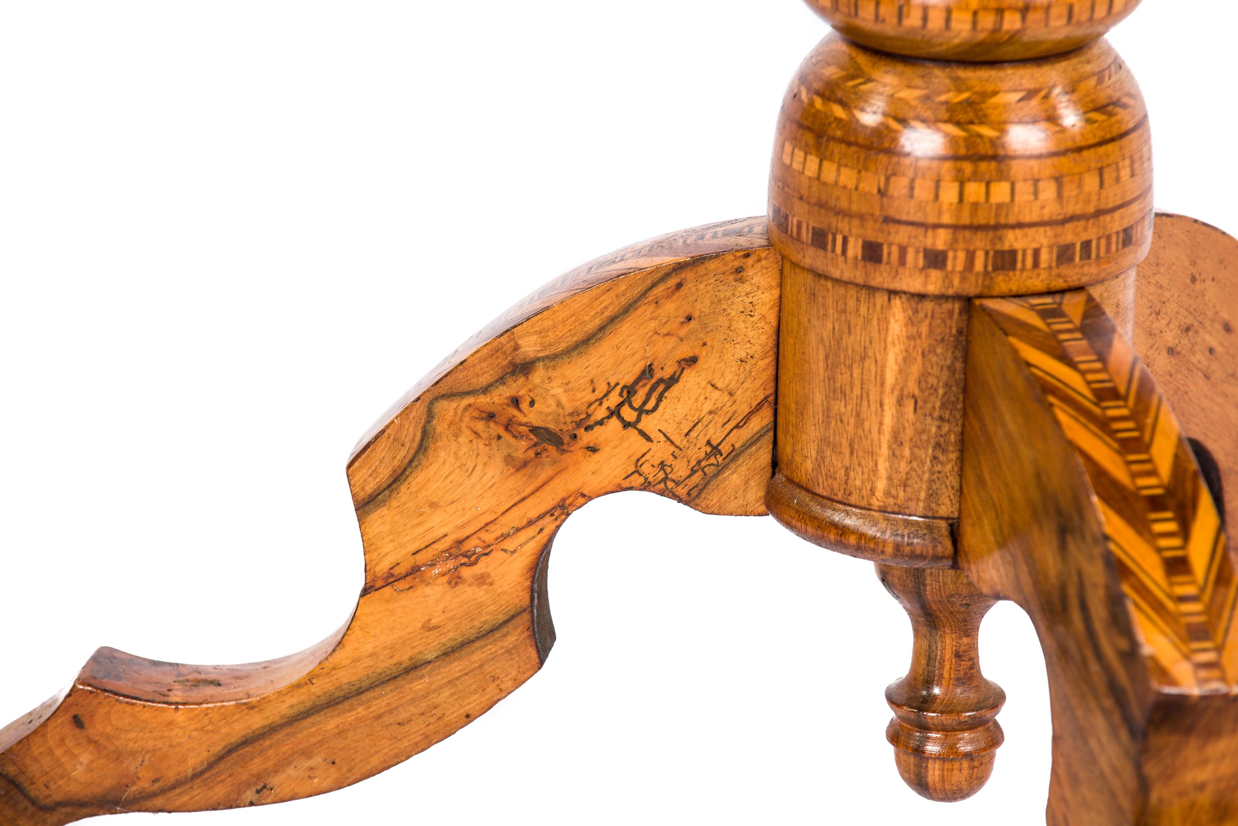 Antiker italienischer Sorrento-Beistelltisch aus Nussbaumholz mit Intarsien aus dem 19. Jahrhundert im Angebot 5