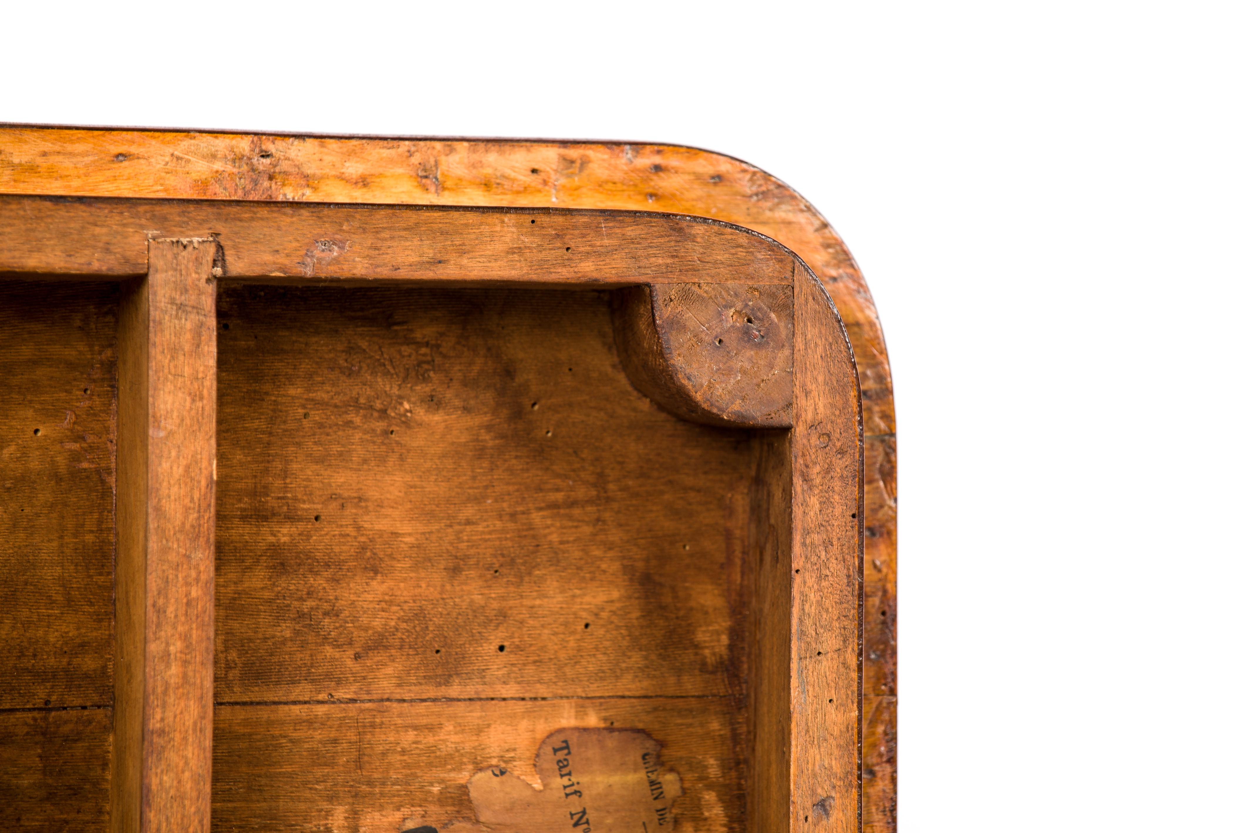Antiker italienischer Sorrento-Beistelltisch aus Nussbaumholz mit Intarsien aus dem 19. Jahrhundert im Angebot 6