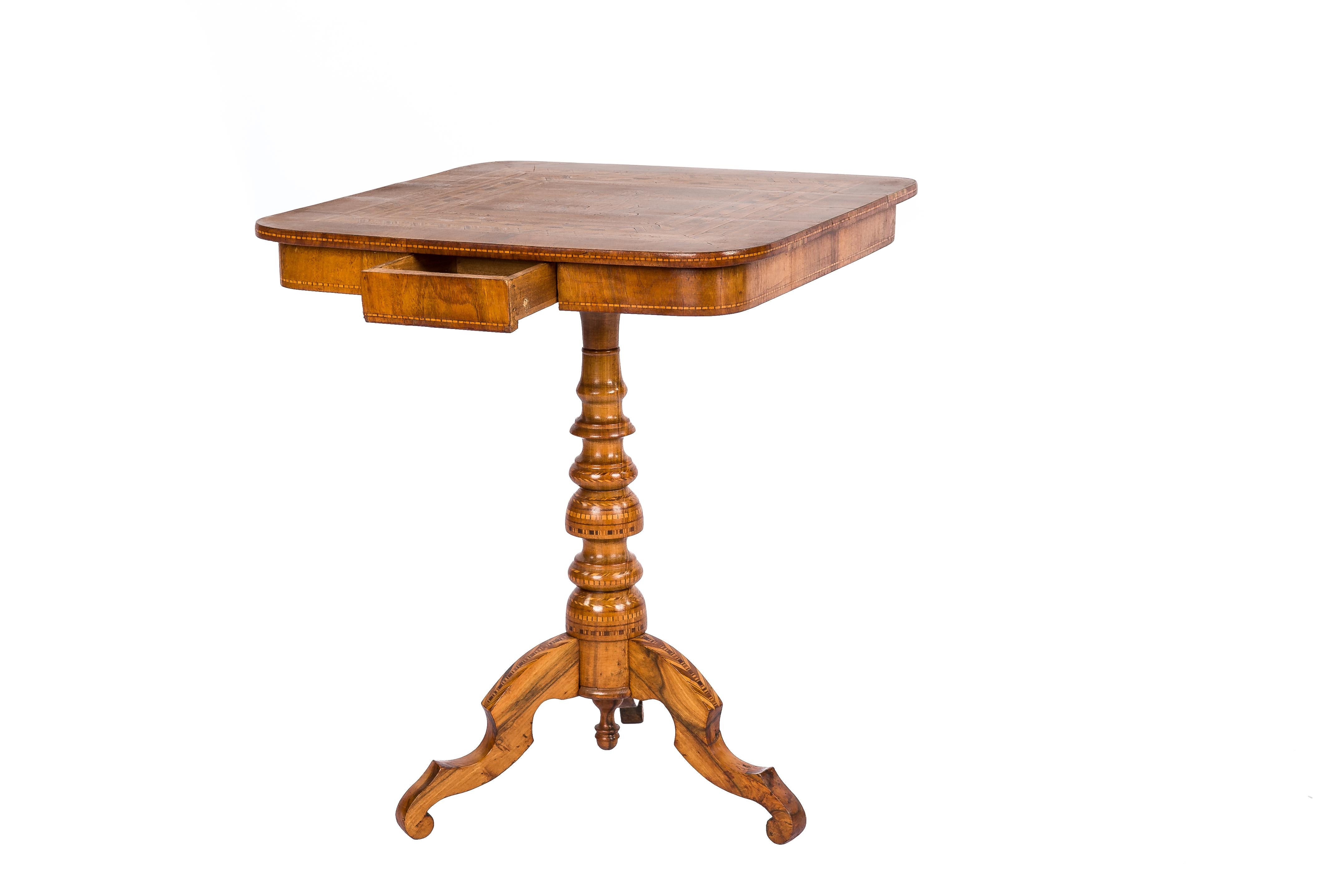 Inlay Antique 19th Century Italian Walnut Sorrento Occasional Table with Intarsia For Sale