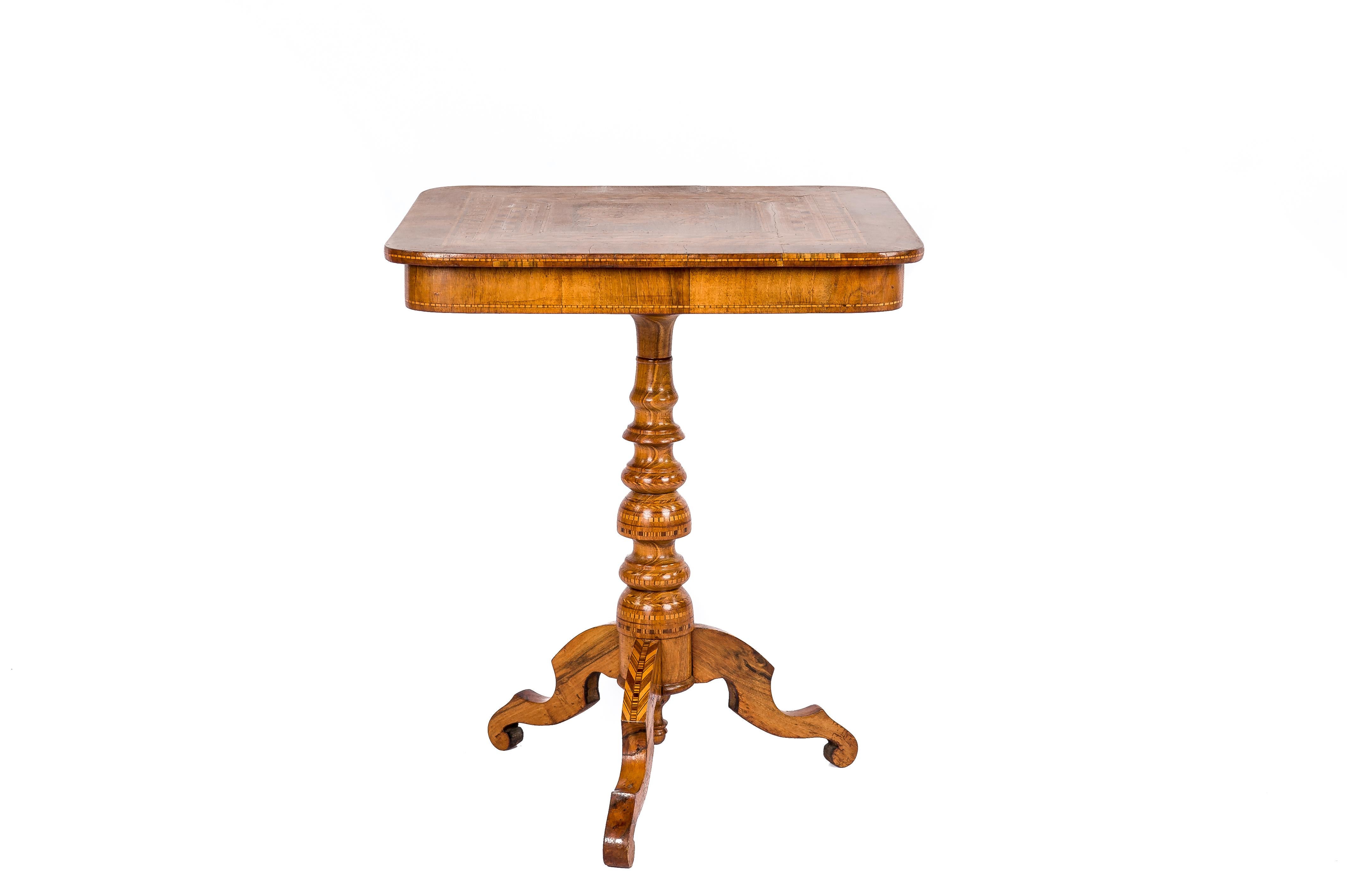 Antique 19th Century Italian Walnut Sorrento Occasional Table with Intarsia For Sale 1
