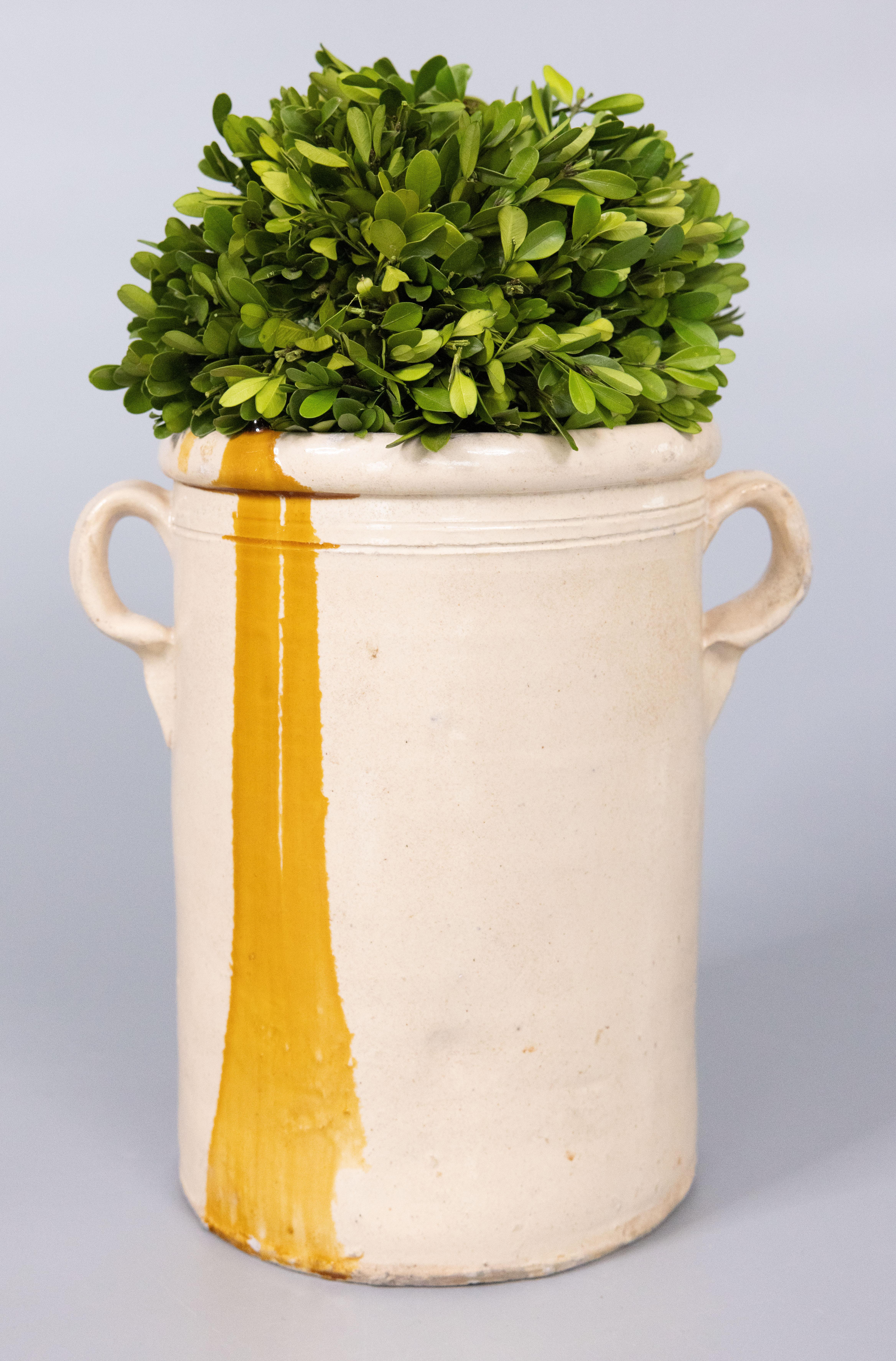 Authentique pot ou jarre à confit italien du XIXe siècle, rare avec une goutte jaune. Ce pot est plein de caractère, fabriqué à la main et peint avec deux charmantes poignées, connues sous le nom d'
