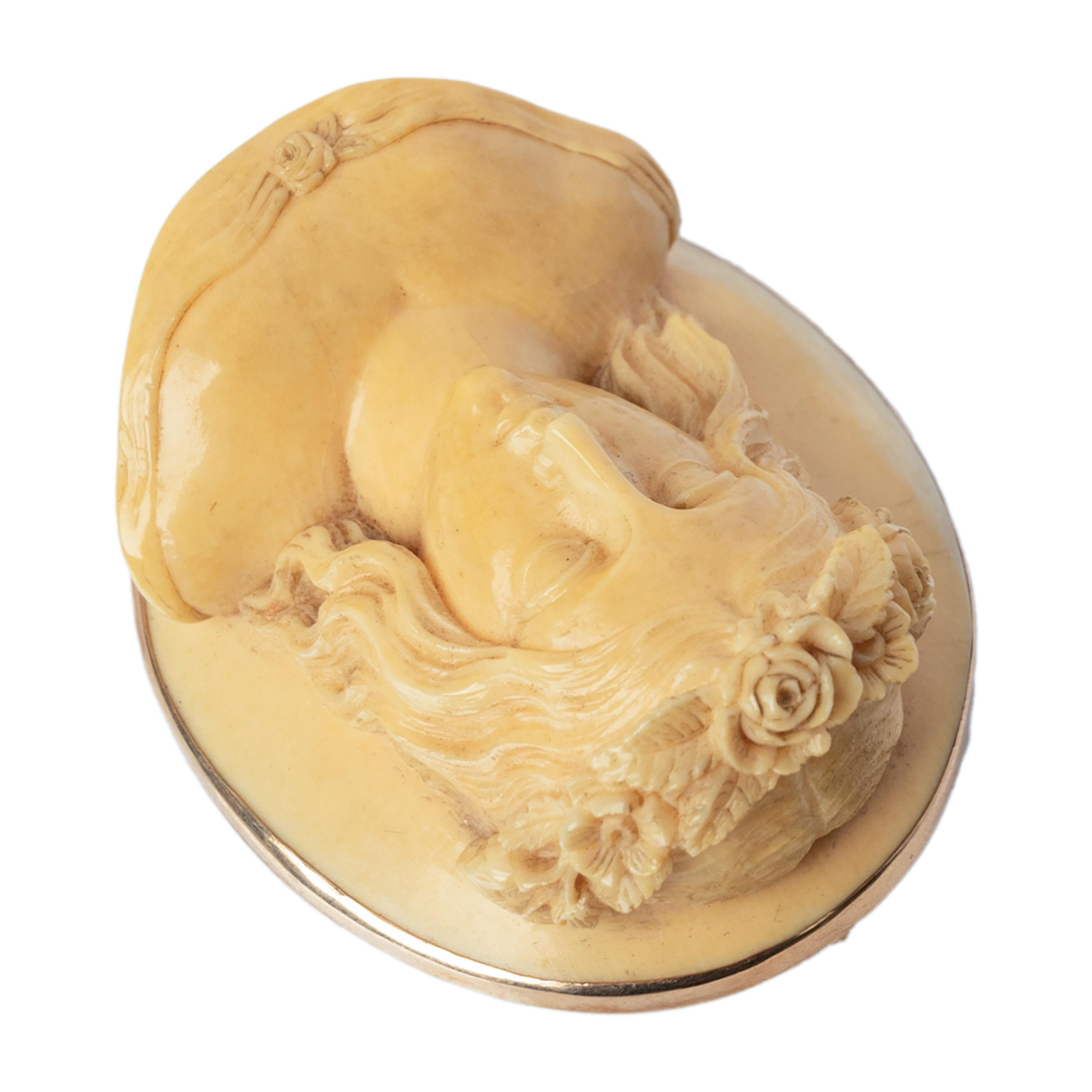 Antique 19th Century Ivory 14 k Gold Pre-Raphaelite Cameo Brooch Pendant 1870 For Sale 3
