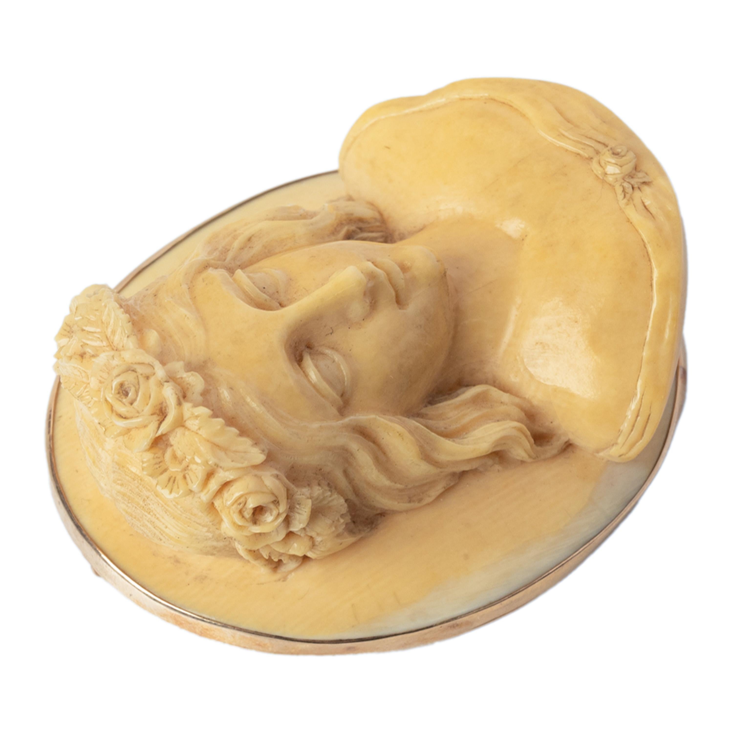 Antique 19th Century Ivory 14 k Gold Pre-Raphaelite Cameo Brooch Pendant 1870 For Sale 5