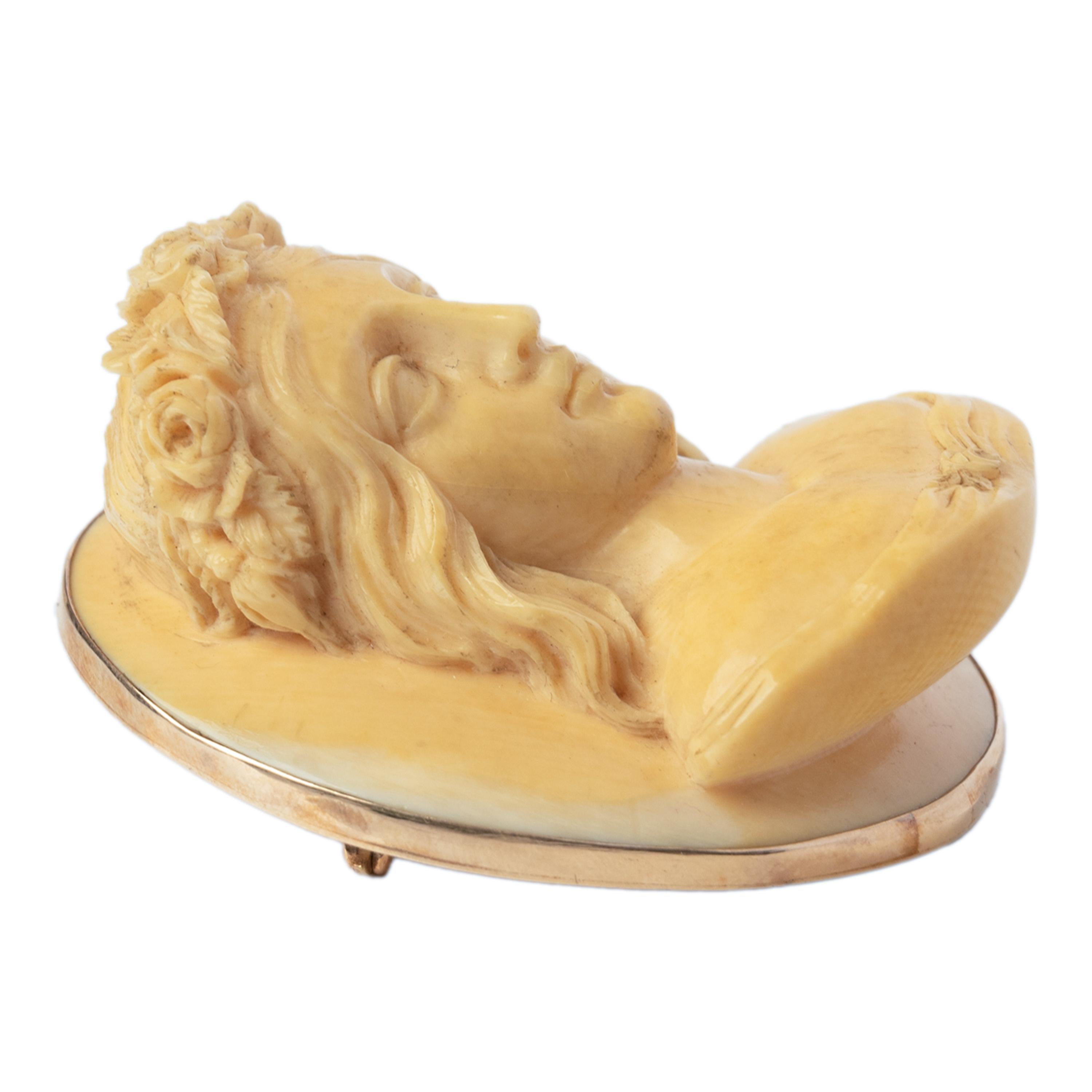 Italian Antique 19th Century Ivory 14 k Gold Pre-Raphaelite Cameo Brooch Pendant 1870 For Sale