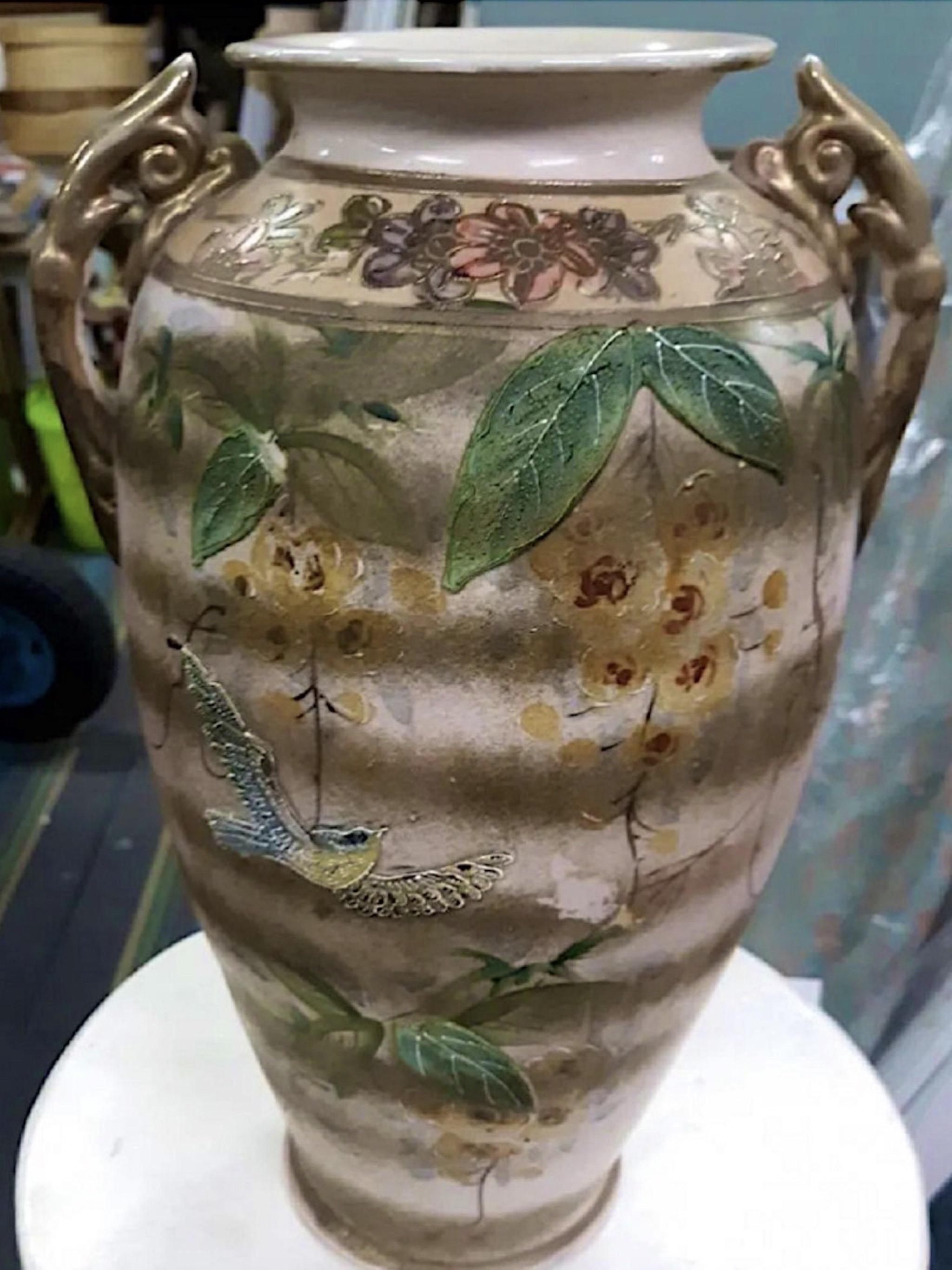 Wilmington Nc estate sale find. Une pièce rare et exceptionnelle de poterie du 19ème siècle tournée à la main. Vase à décor de moriage d'hirondelles et de fleurs. Il y a une petite perte de la décoration de la fleur et un craquement général dû à