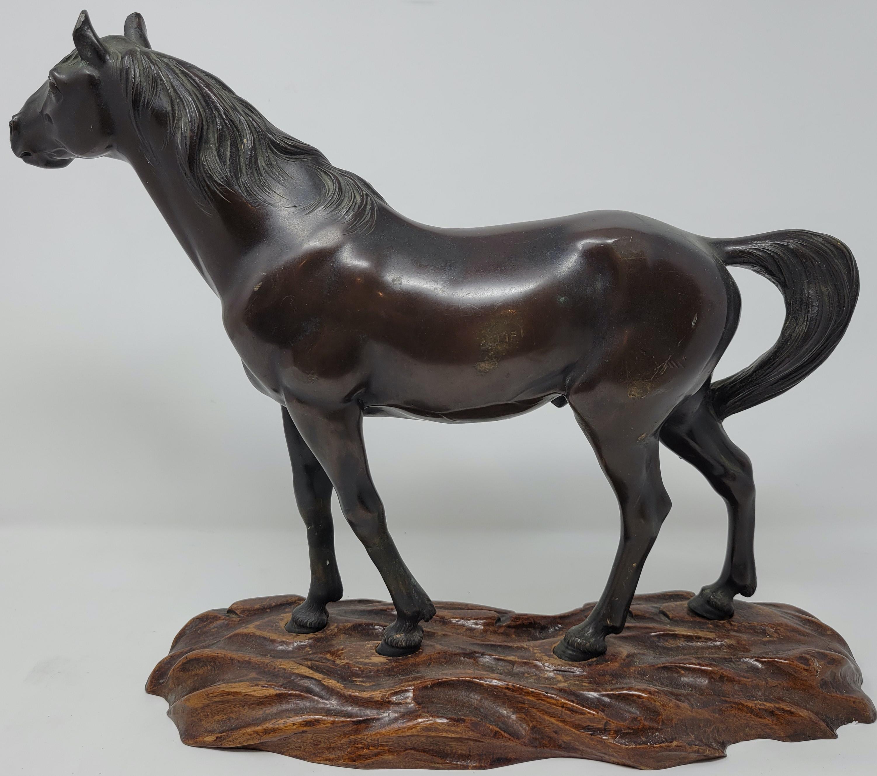 Cheval japonais ancien en bronze du 19ème siècle sur socle en bois sculpté à la main.
   