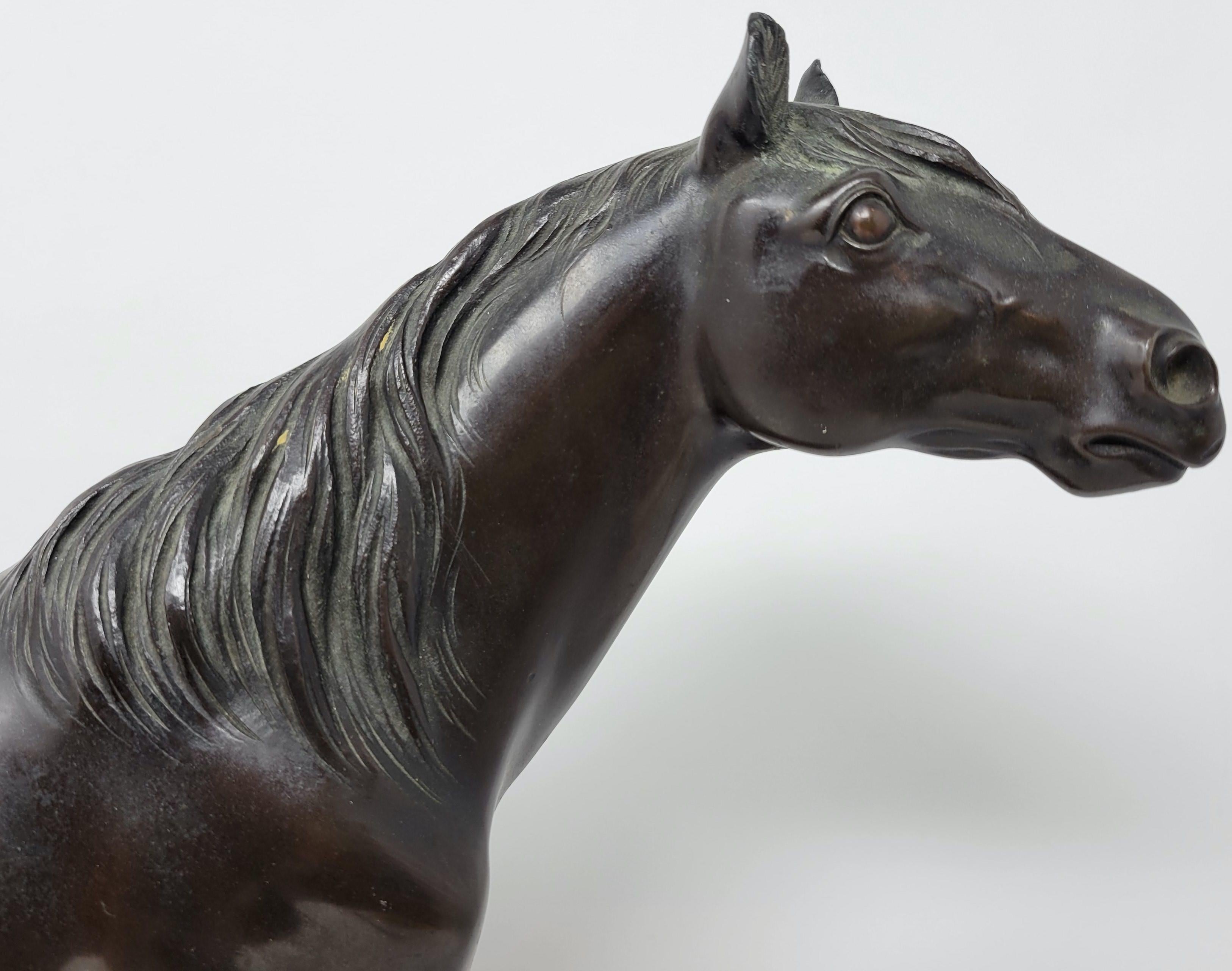 Cheval japonais ancien en bronze du 19ème siècle sur socle en bois sculpté à la main Bon état - En vente à New Orleans, LA