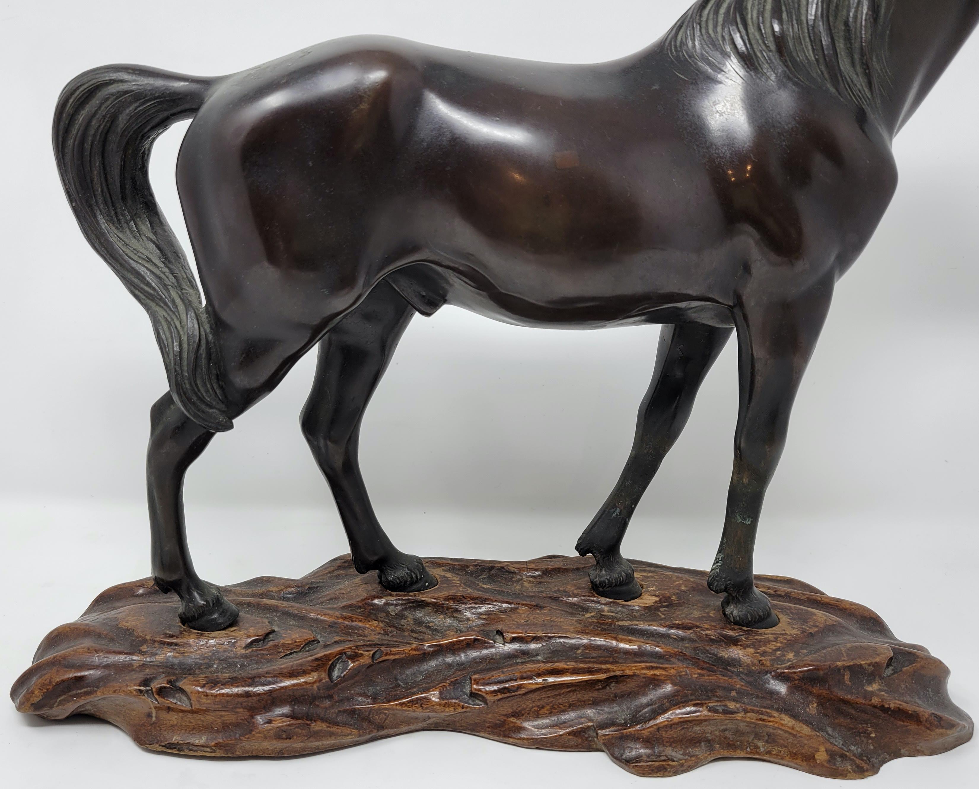 Bronze Cheval japonais ancien en bronze du 19ème siècle sur socle en bois sculpté à la main en vente