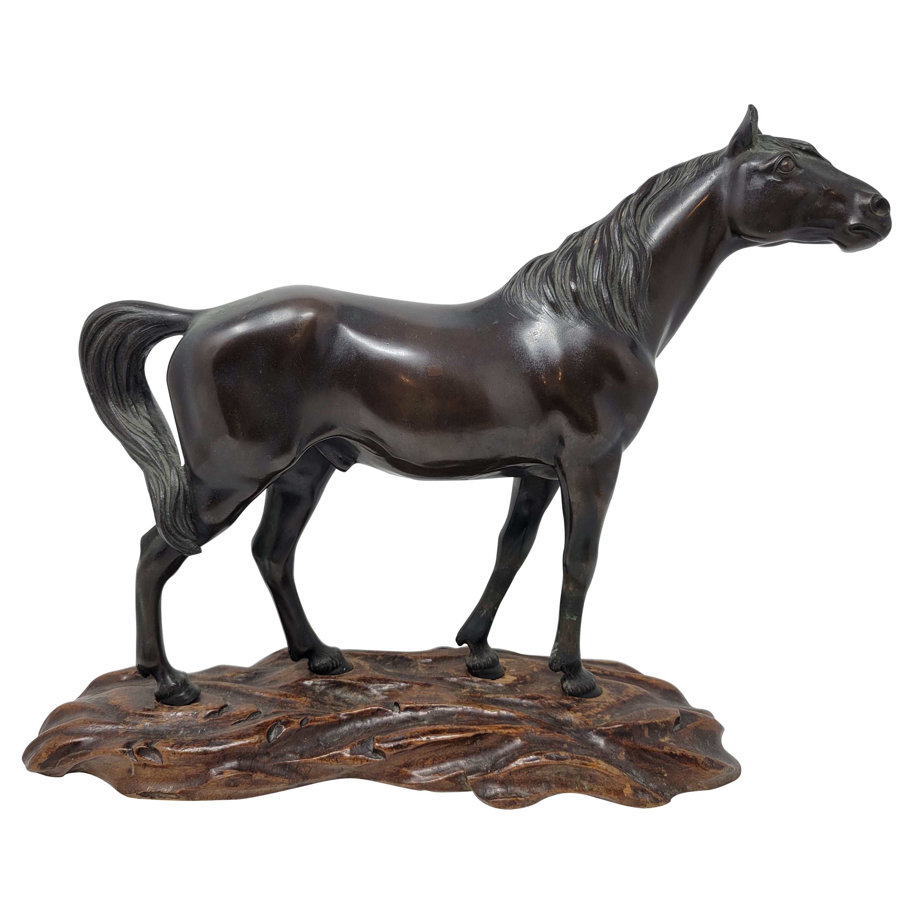 Cheval japonais ancien en bronze du 19ème siècle sur socle en bois sculpté à la main