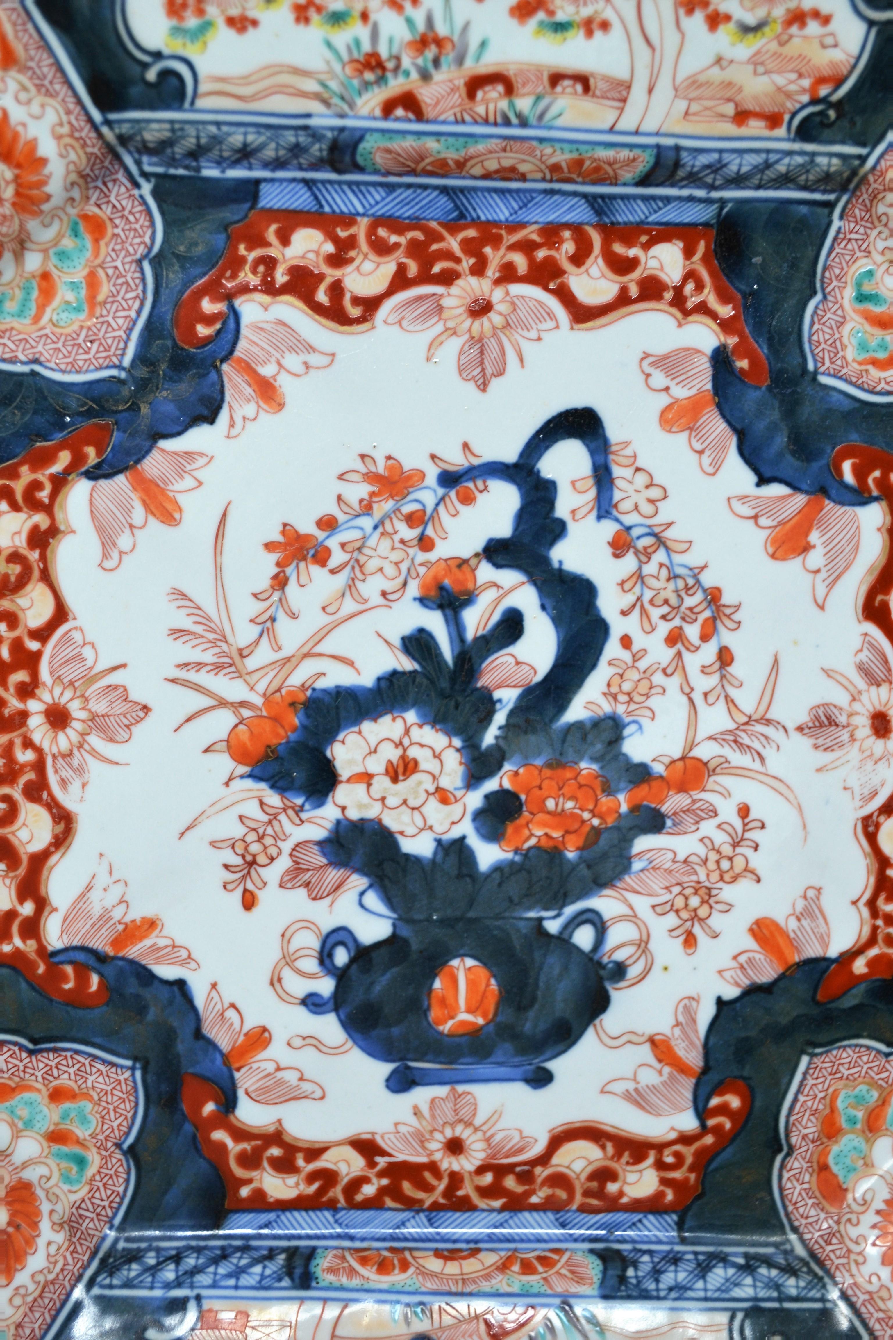 Un très bel exemple de la tradition Imari. Les couleurs de ce chargeur sont restées fortes et fidèles.