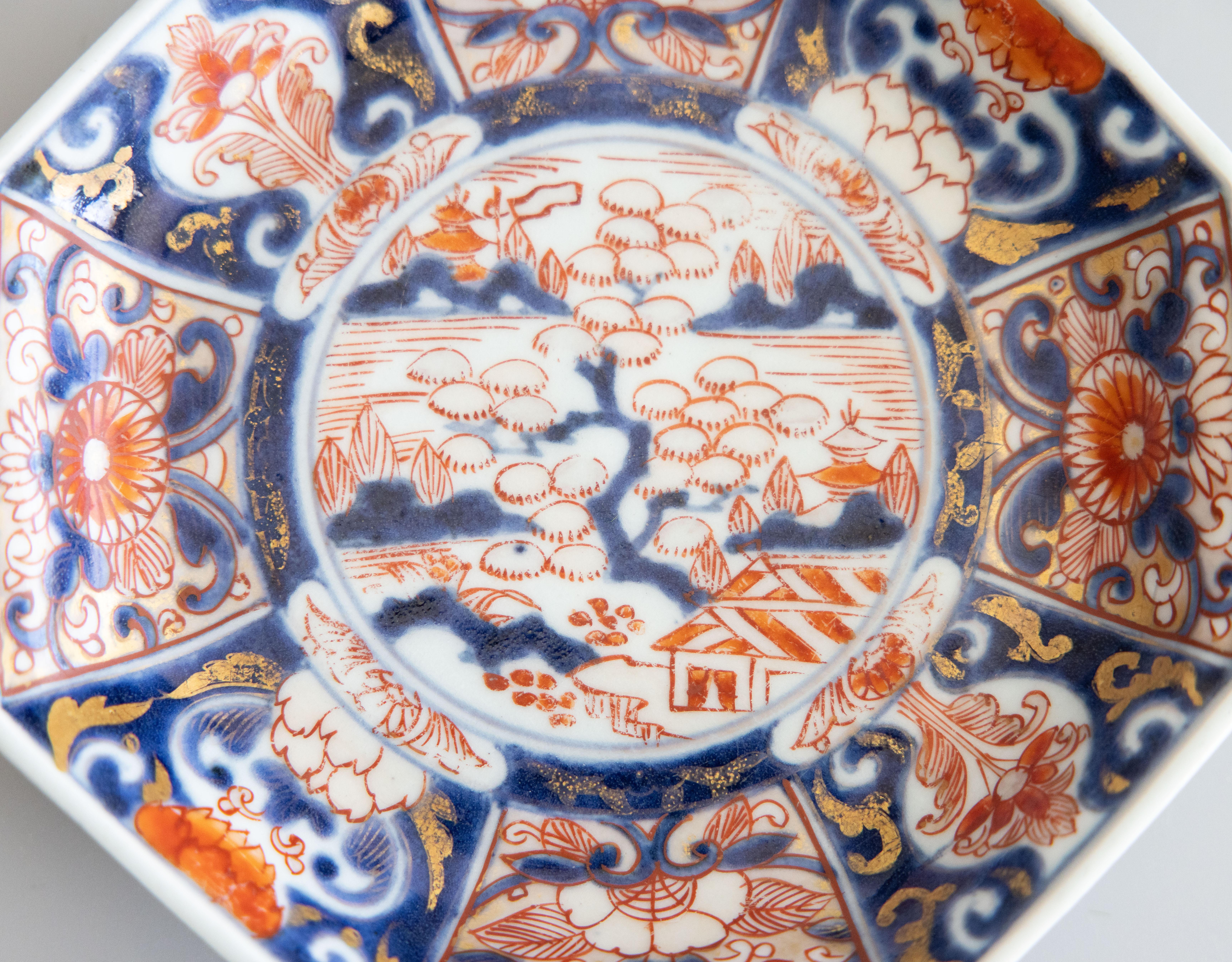 Precioso plato pequeño de porcelana Imari japonesa del siglo XIX, pintado a mano con los colores tradicionales de Imari. Tiene un raro diseño octogonal y se exhibe maravillosamente. Procedente de Japón, este plato original antiguo es una pieza de