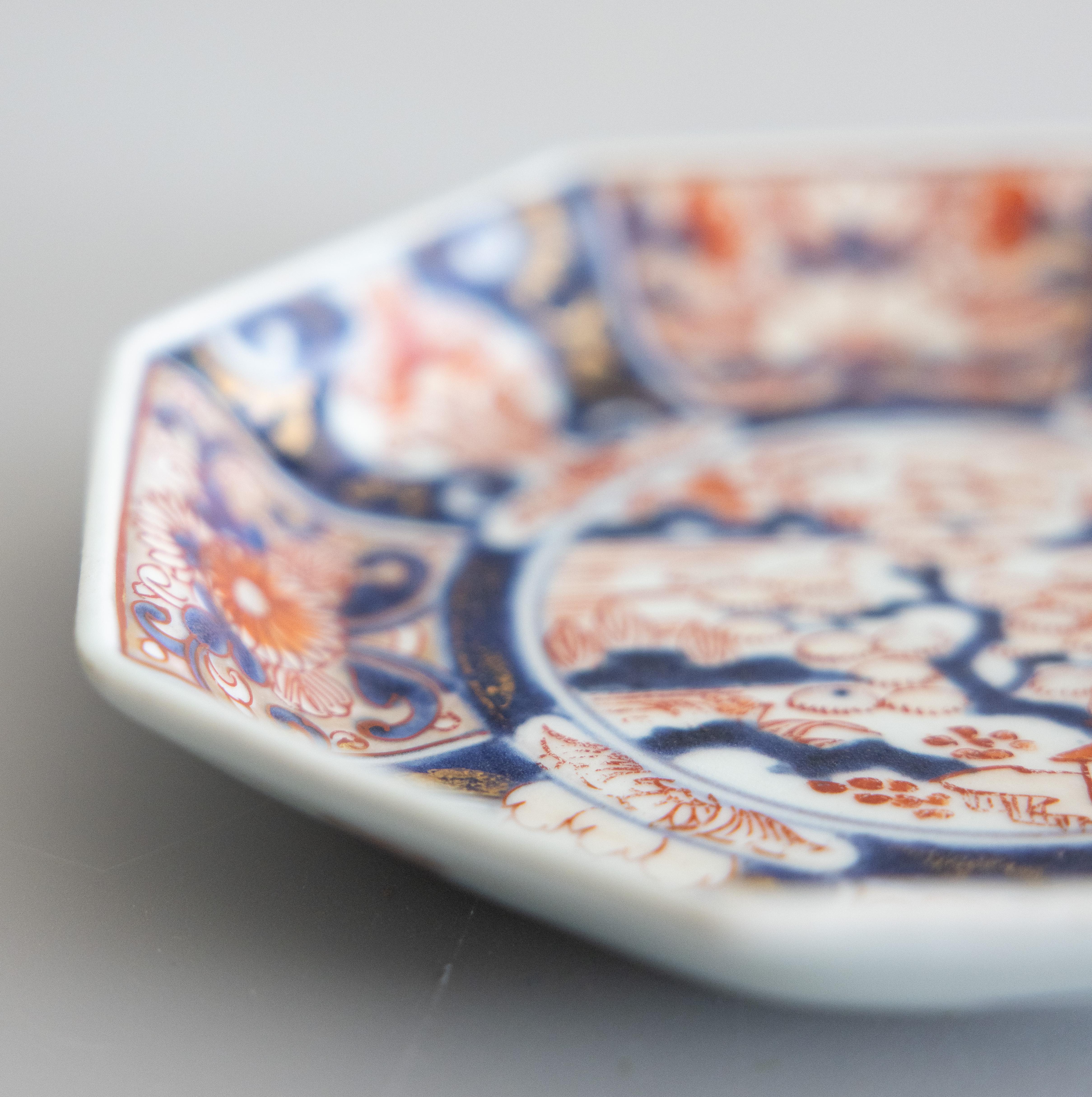 Antiguo plato octogonal Imari japonés del siglo XIX Pintado a mano en venta