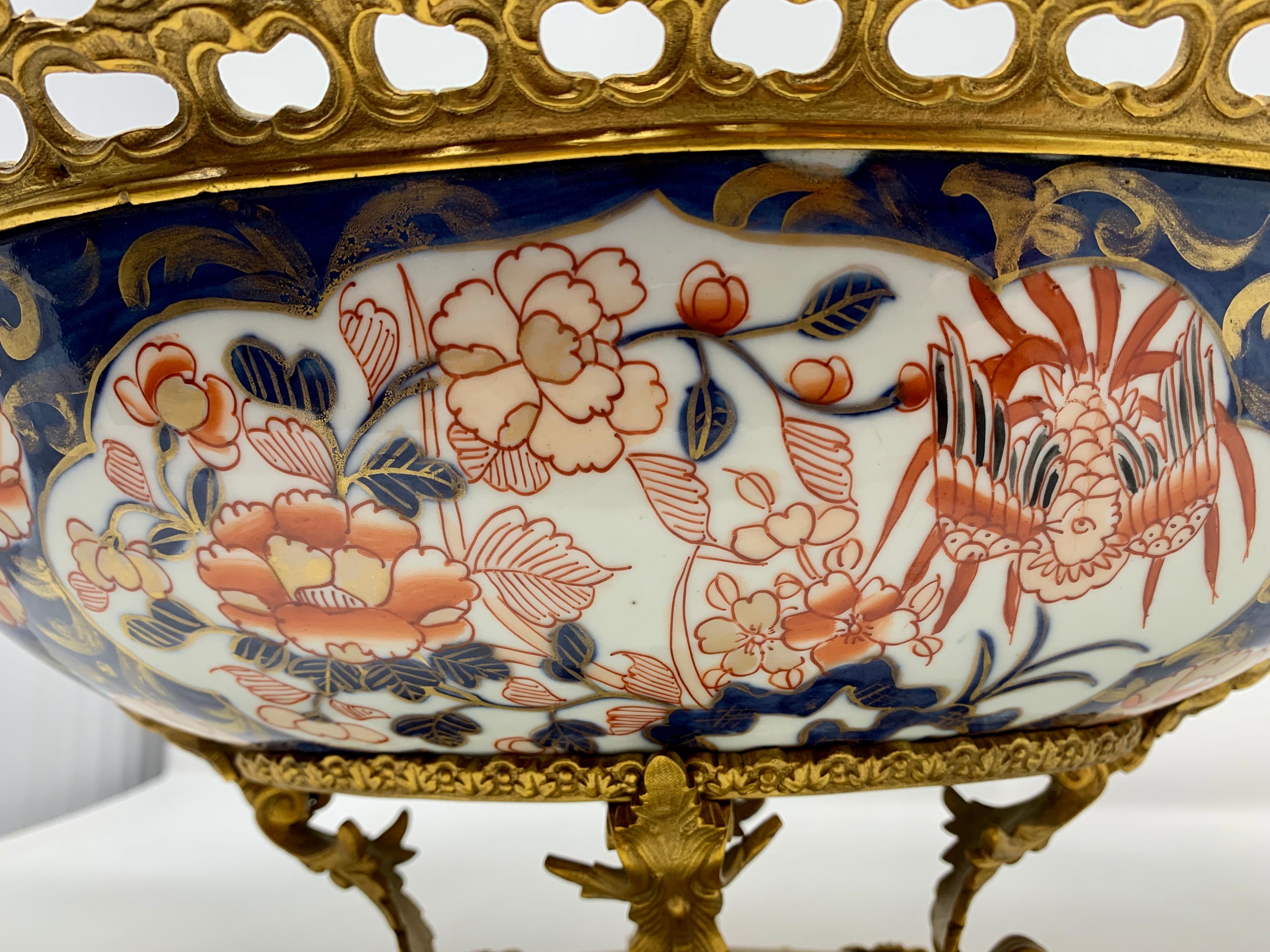 Centre de table japonais ancien du 19ème siècle en porcelaine Imari avec montures en bronze doré Bon état - En vente à New Orleans, LA