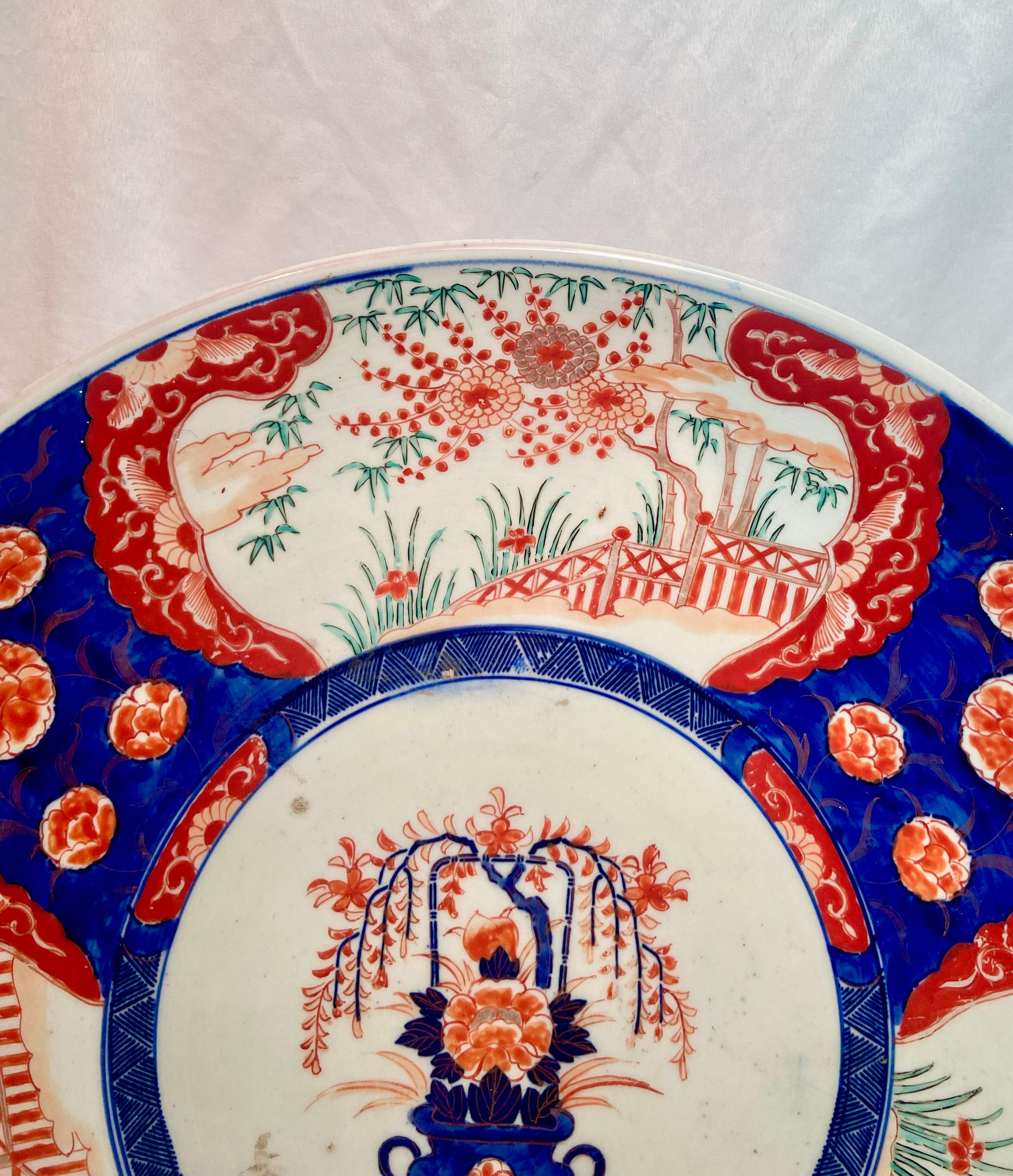Antiker japanischer „Imari“-Porzellanteller auf Ständer aus dem 19. Jahrhundert (Japanisch) im Angebot