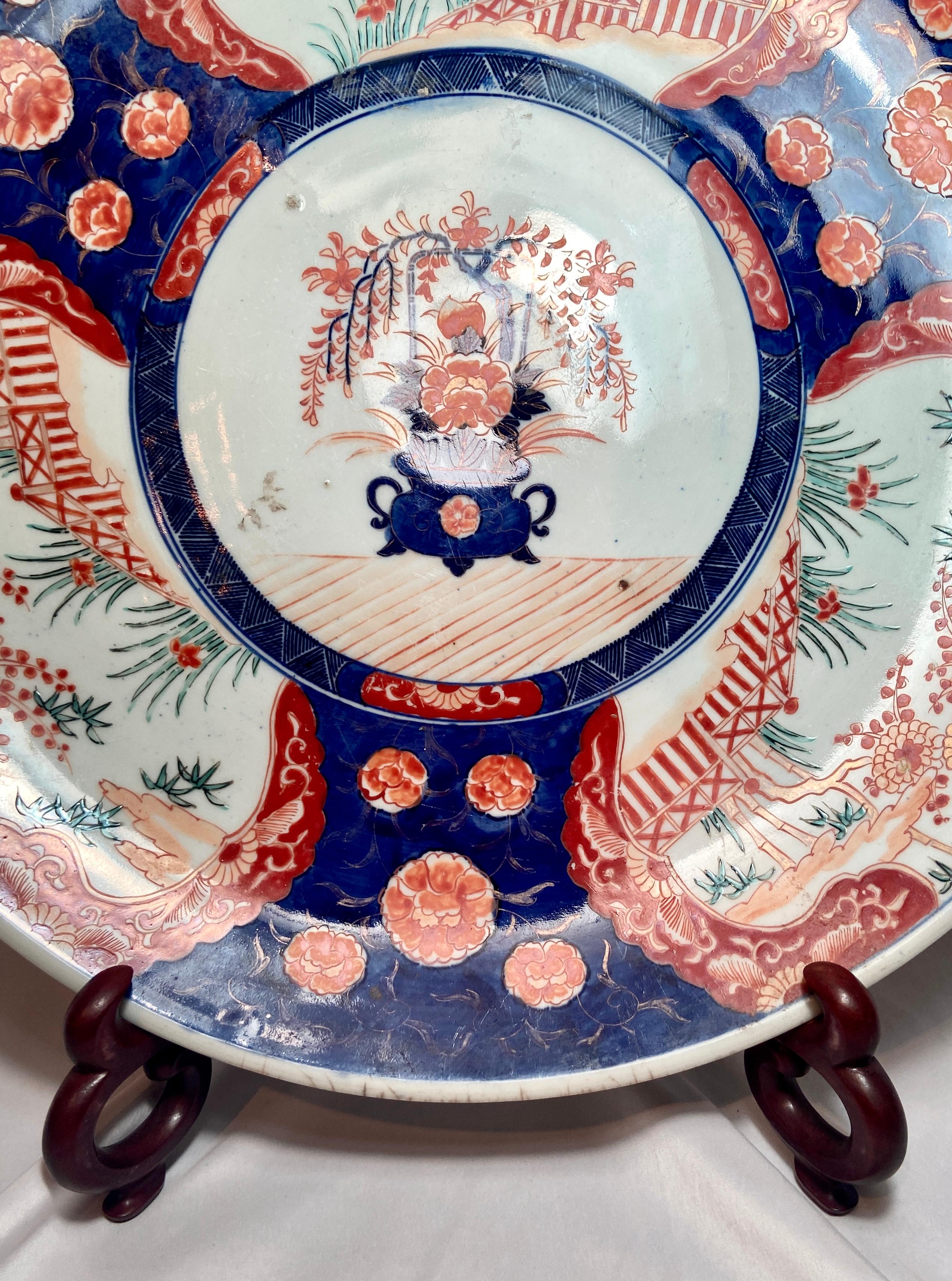 Antiker japanischer „Imari“-Porzellanteller auf Ständer aus dem 19. Jahrhundert im Zustand „Gut“ im Angebot in New Orleans, LA