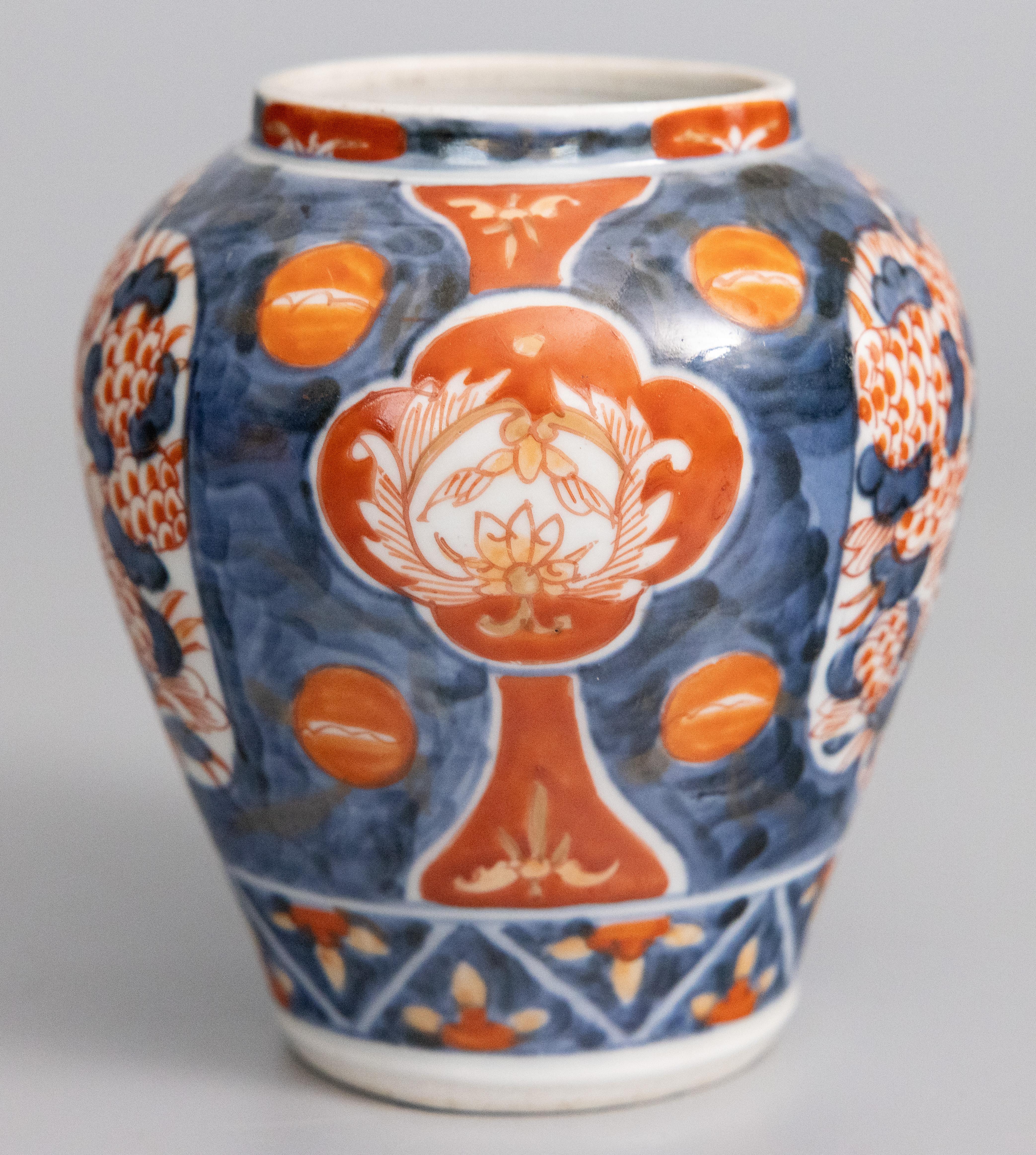 Vase/pot à brosse en porcelaine japonaise Imari du XIXe siècle. Ce vase fin a une forme charmante et des motifs floraux peints à la main dans les couleurs traditionnelles d'Imari.