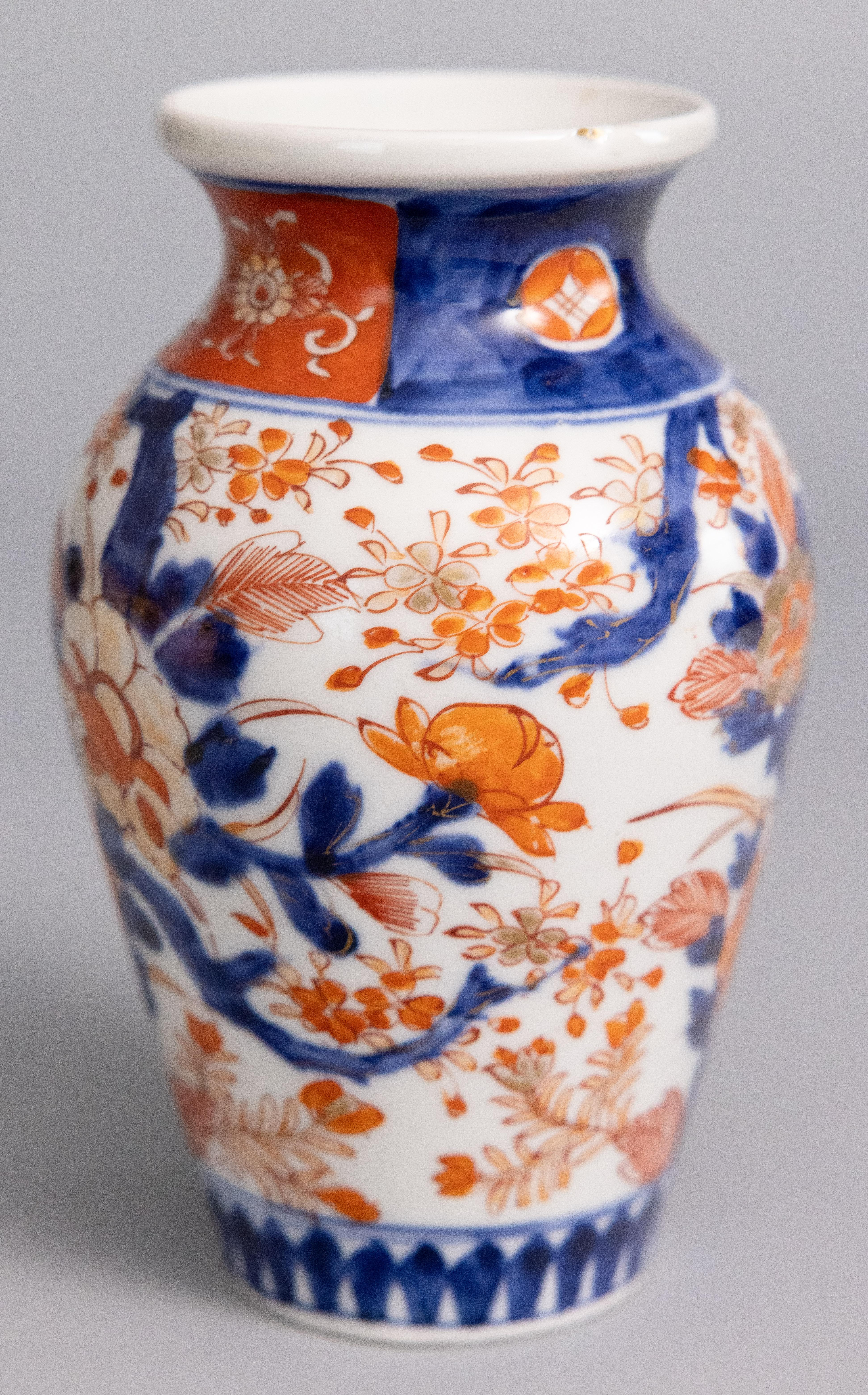 Vase en porcelaine japonaise Imari du XIXe siècle. Ce vase fin a une forme charmante et des motifs floraux peints à la main dans les couleurs traditionnelles d'Imari.