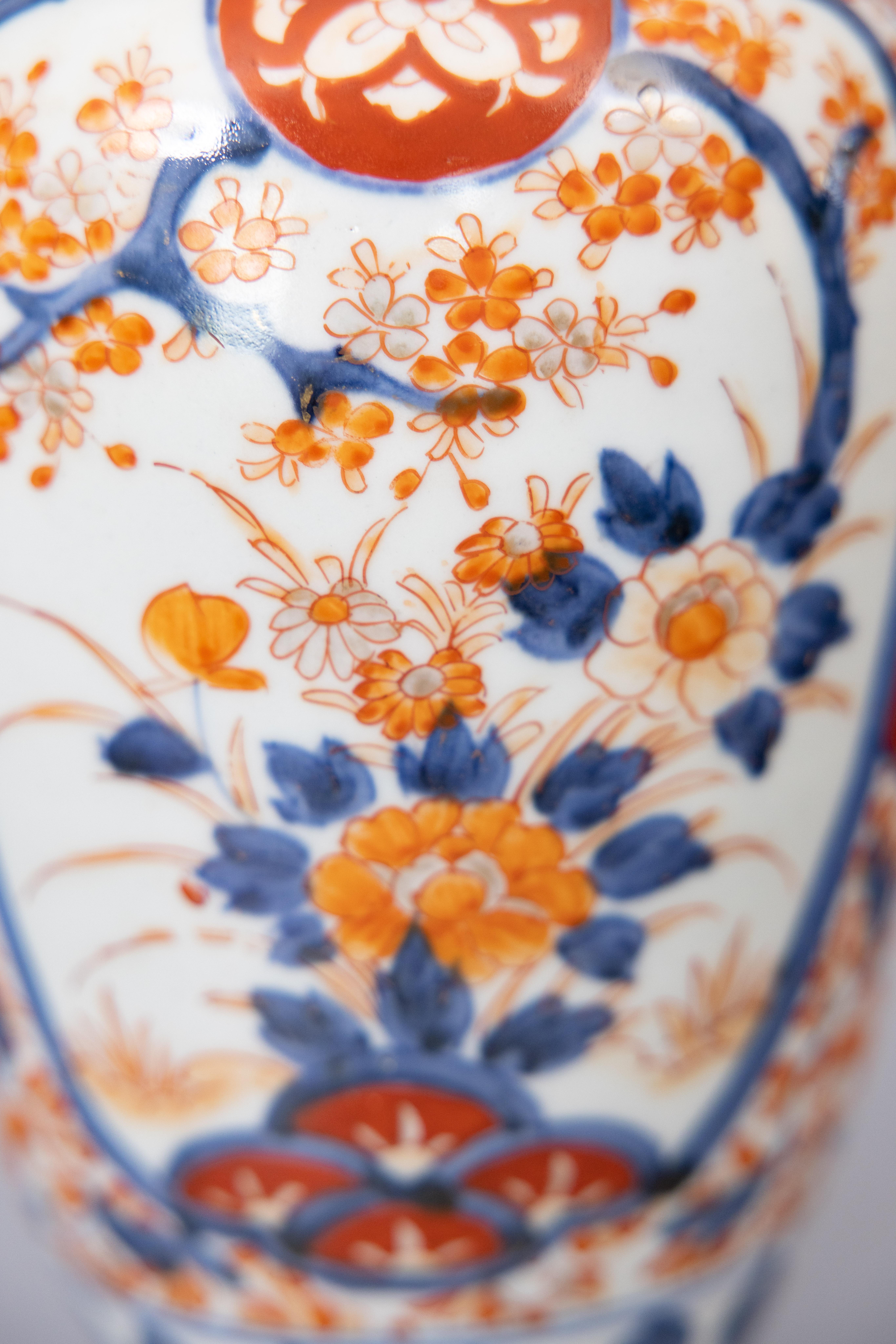 Antike japanische Imari Porcelain Vase aus dem 19. (Handbemalt) im Angebot