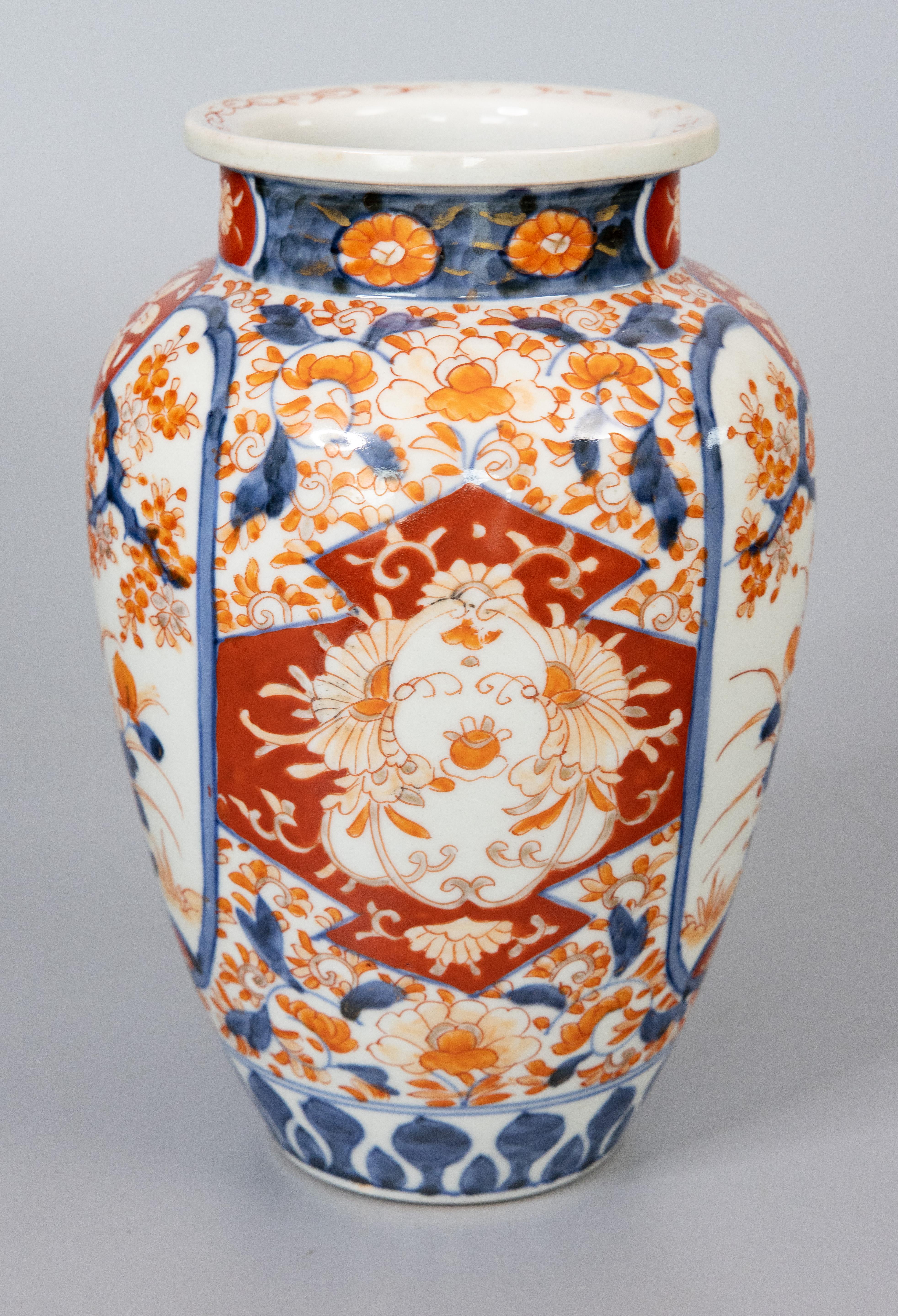 Antique 19th Century Japanese Imari Porcelain Vase In Good Condition For Sale In Pearland, TX