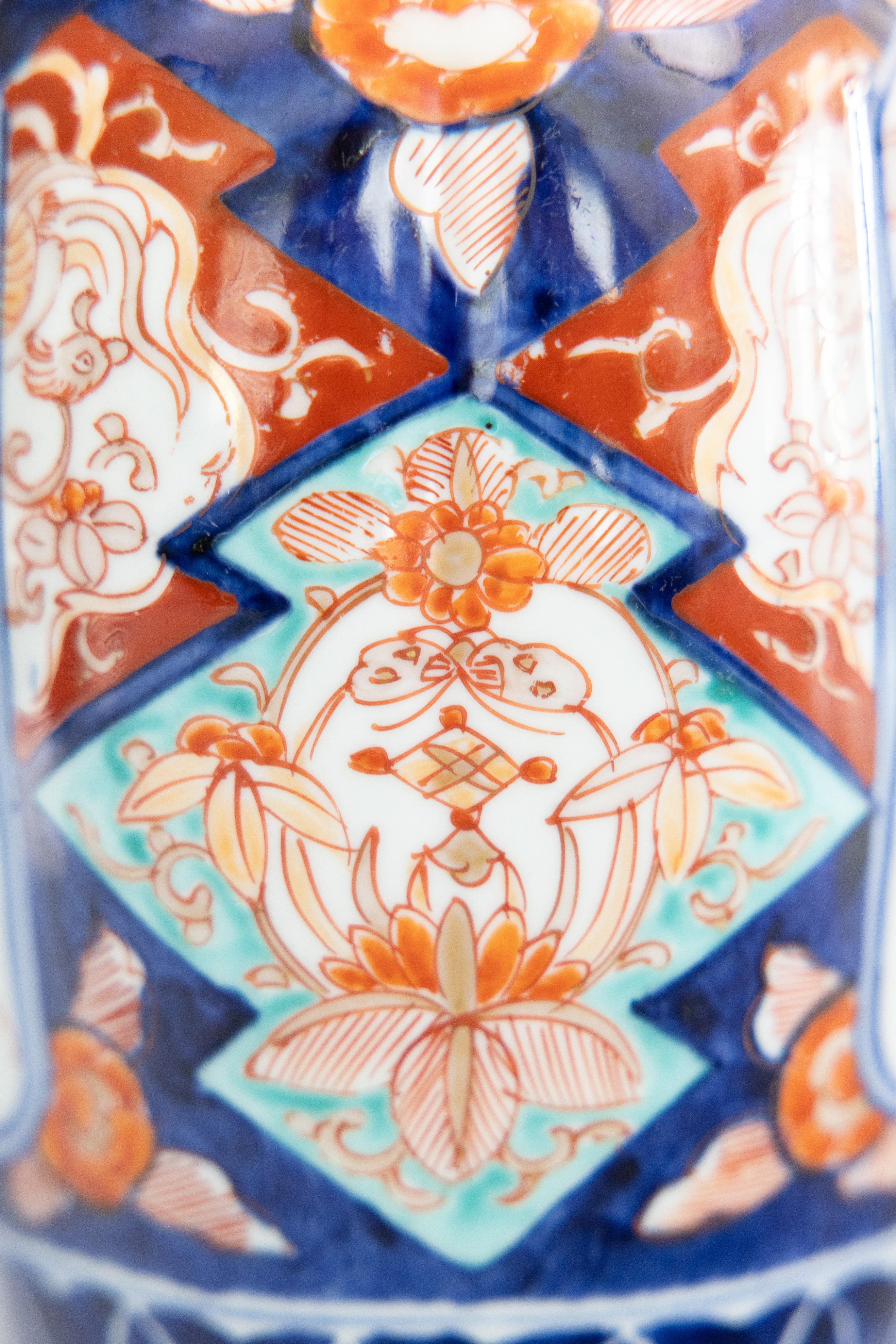 Peint à la main Vase ancien en porcelaine japonaise Imari Porcelain du 19e siècle en vente