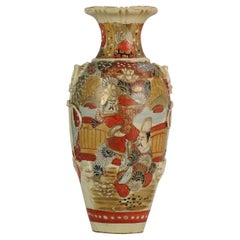 Antike japanische Kutani-Vase des 19. Jahrhunderts, signiert auf Sockel, Figuren, Garten