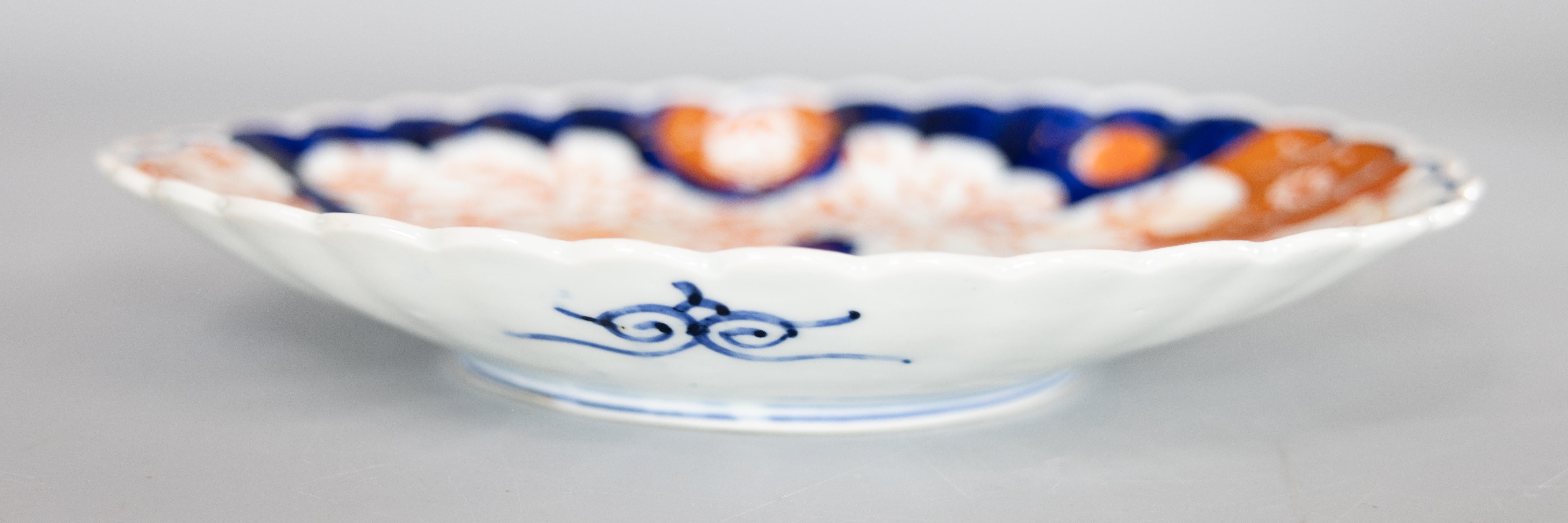 Preciosa fuente ovalada de porcelana japonesa del periodo Meiji del siglo XIX, con un diseño floral pintado a mano en los colores tradicionales de Imari. Este fino plato tiene unos preciosos bordes festoneados y se exhibe maravillosamente.