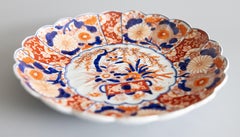 Antiguo Plato Cargador Festoneado Imari del Periodo Meiji Japonés del Siglo XIX