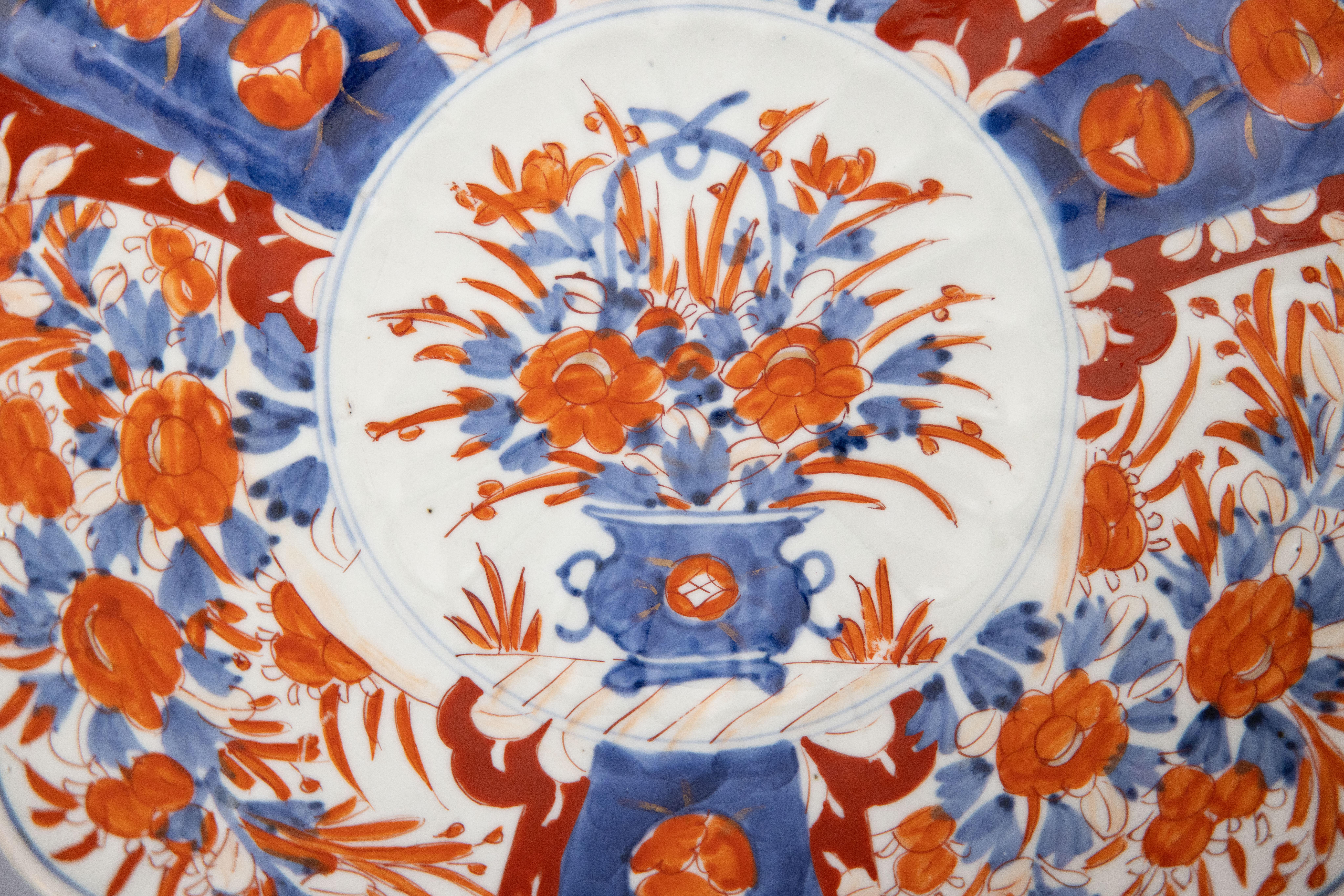 Precioso cargador de porcelana japonesa Imari del siglo XIX, del periodo Meiji, con un diseño floral pintado a mano con los colores tradicionales de Imari. Este plato grande y fino tiene bonitos bordes festoneados y es bastante pesado, pesa más de 3