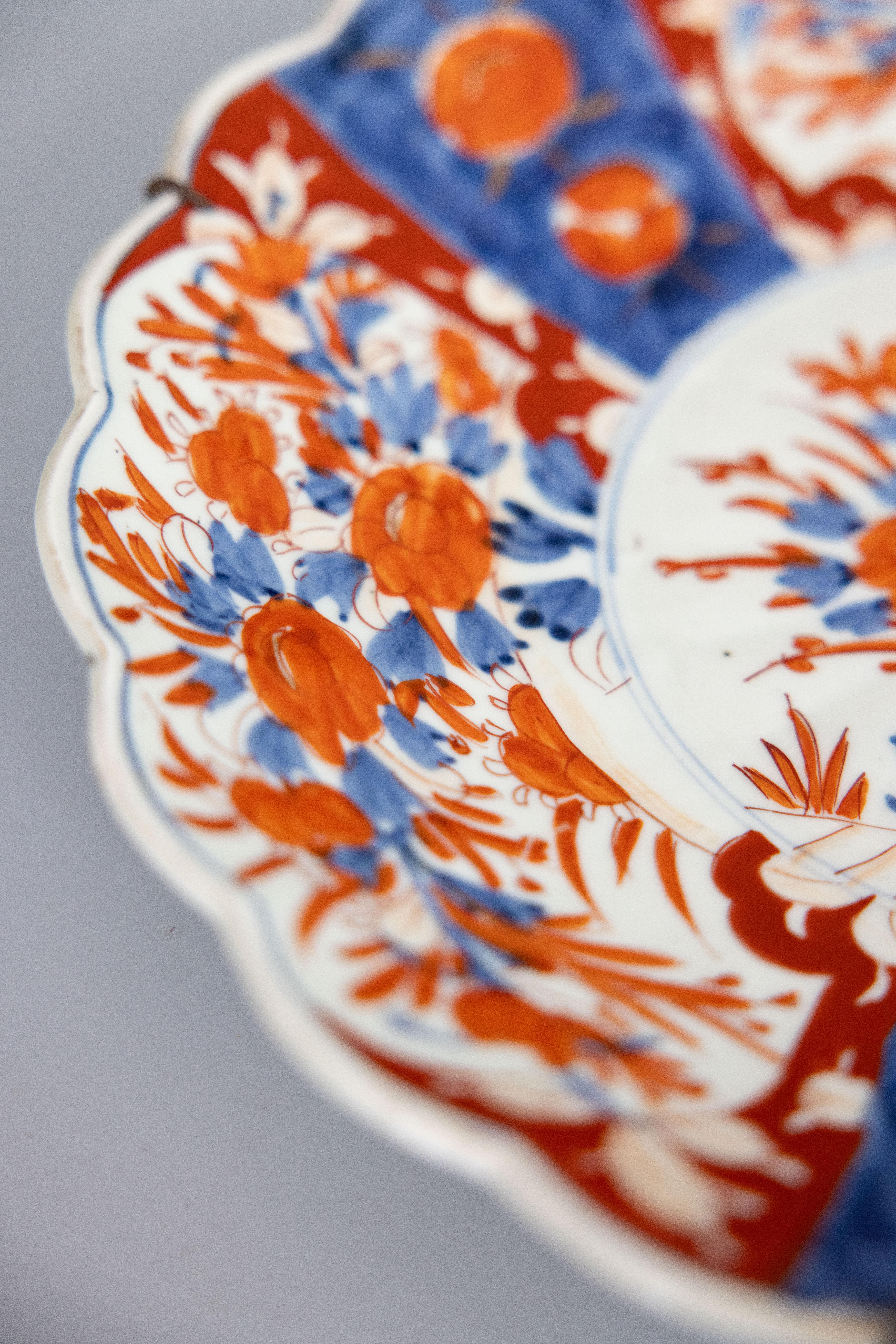 Antiguo Plato Cargador Festoneado Imari del Periodo Meiji Japonés del Siglo XIX en Bueno estado para la venta en Pearland, TX