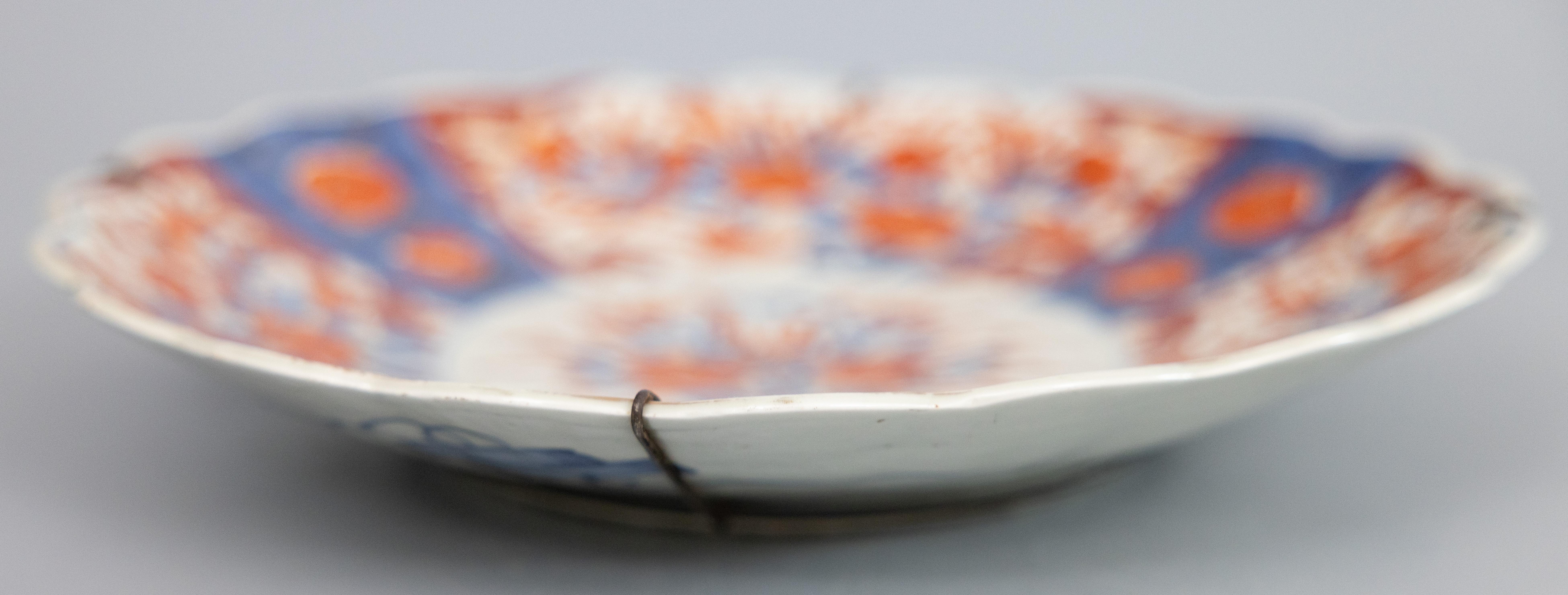 Antiguo Plato Cargador Festoneado Imari del Periodo Meiji Japonés del Siglo XIX siglo XIX en venta