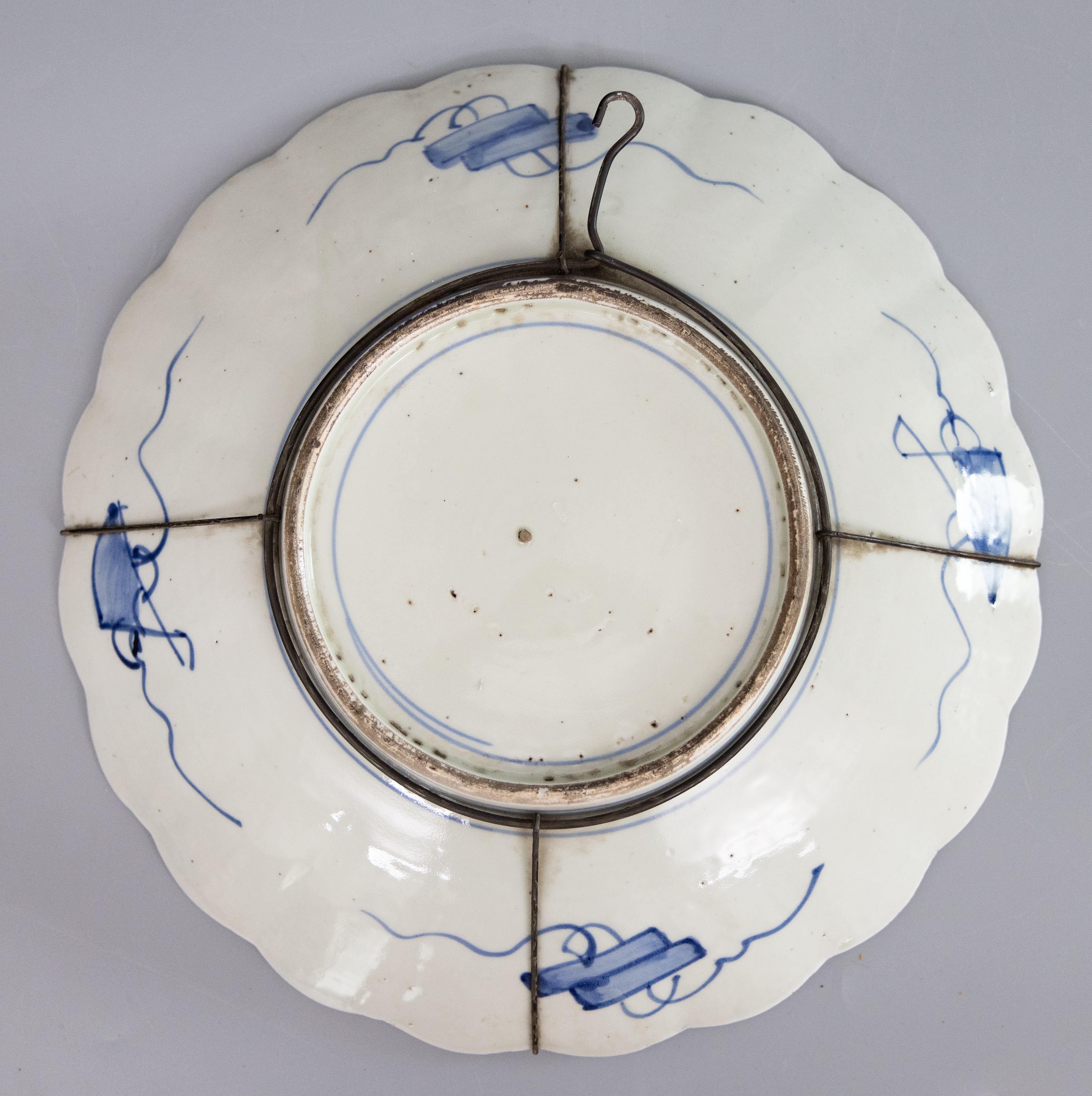 Antiguo Plato Cargador Festoneado Imari del Periodo Meiji Japonés del Siglo XIX Porcelana en venta