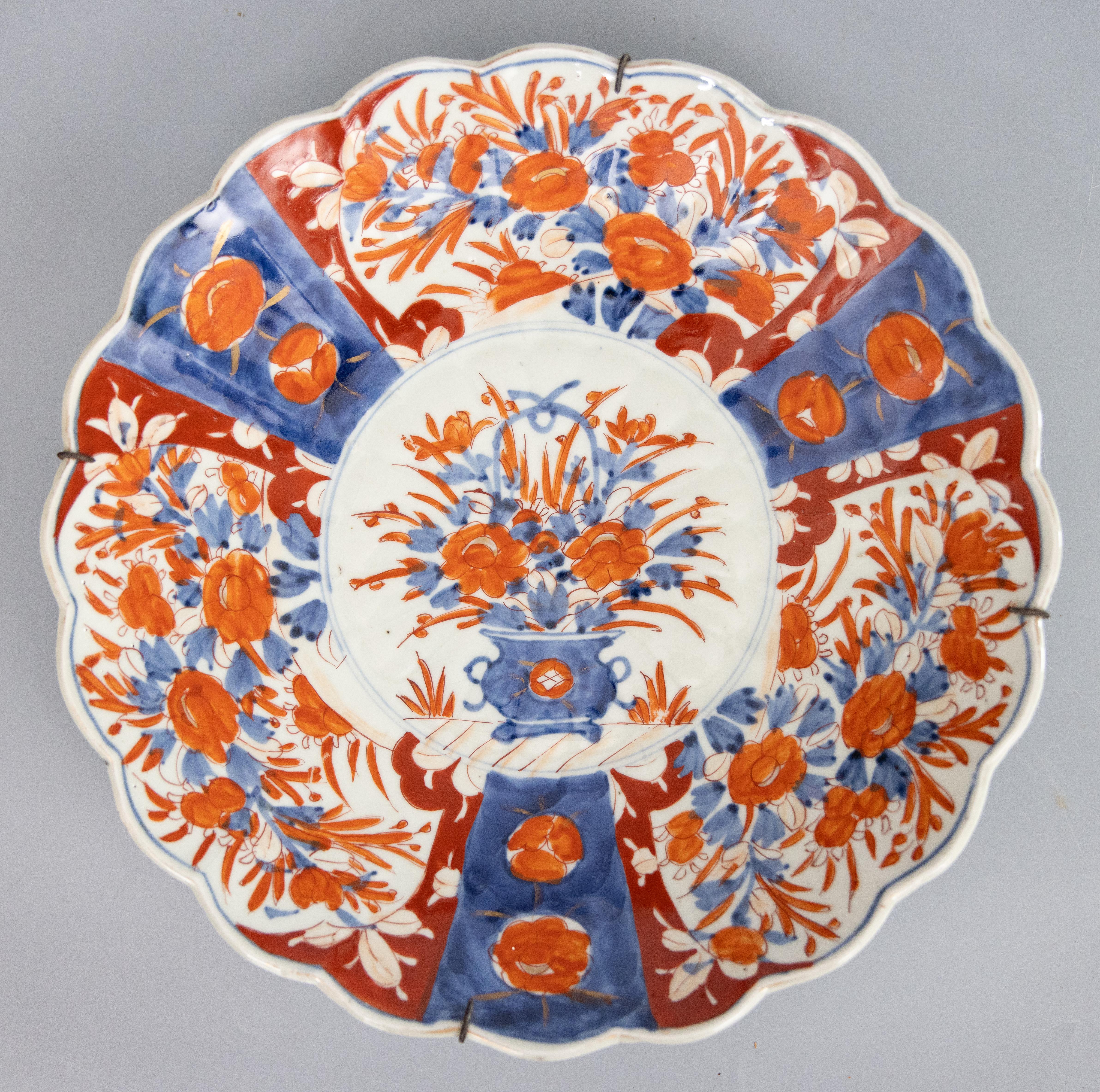 Antiguo Plato Cargador Festoneado Imari del Periodo Meiji Japonés del Siglo XIX en venta 1
