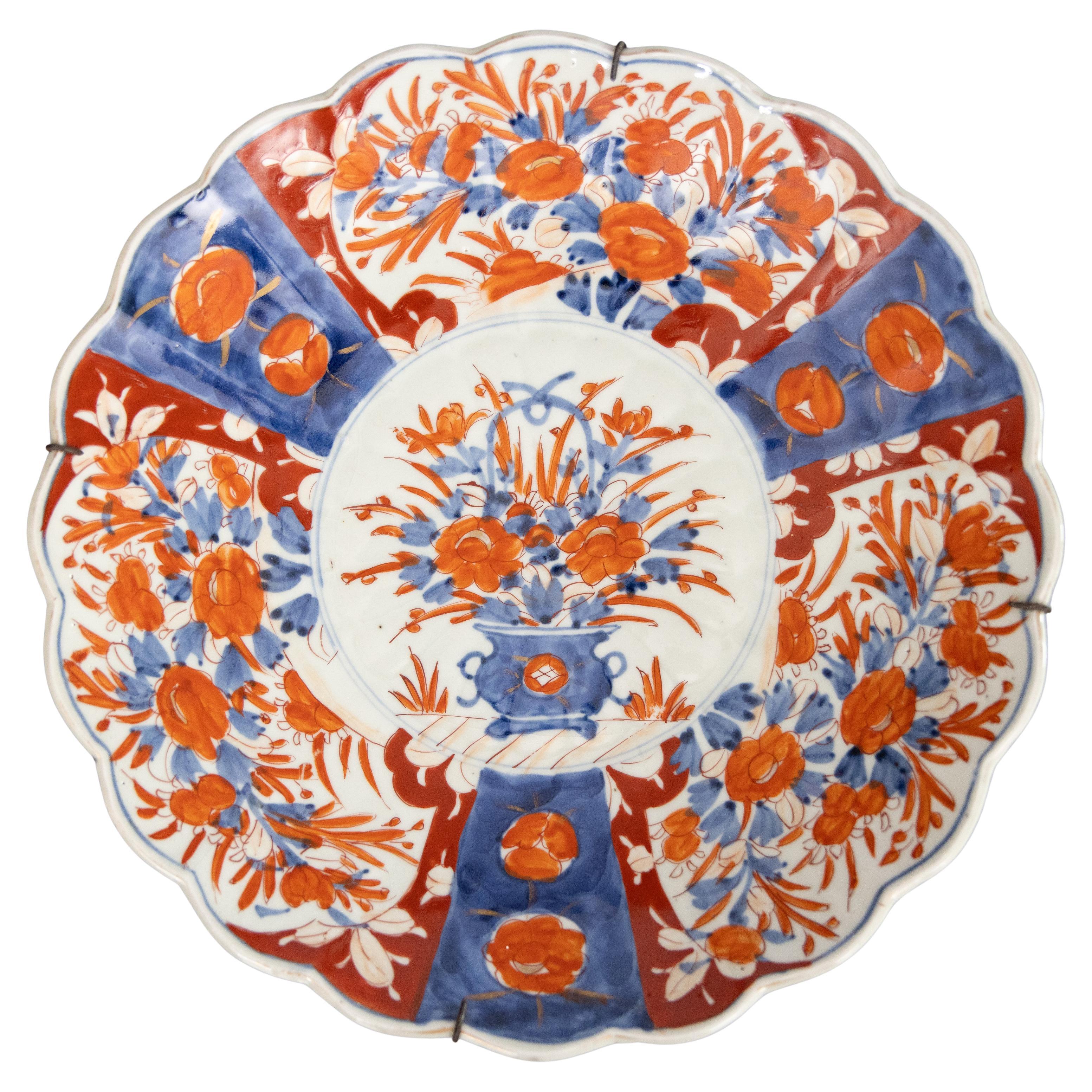 Antiguo Plato Cargador Festoneado Imari del Periodo Meiji Japonés del Siglo XIX en venta