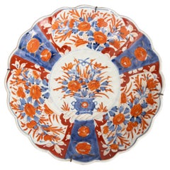Antiguo Plato Cargador Festoneado Imari del Periodo Meiji Japonés del Siglo XIX