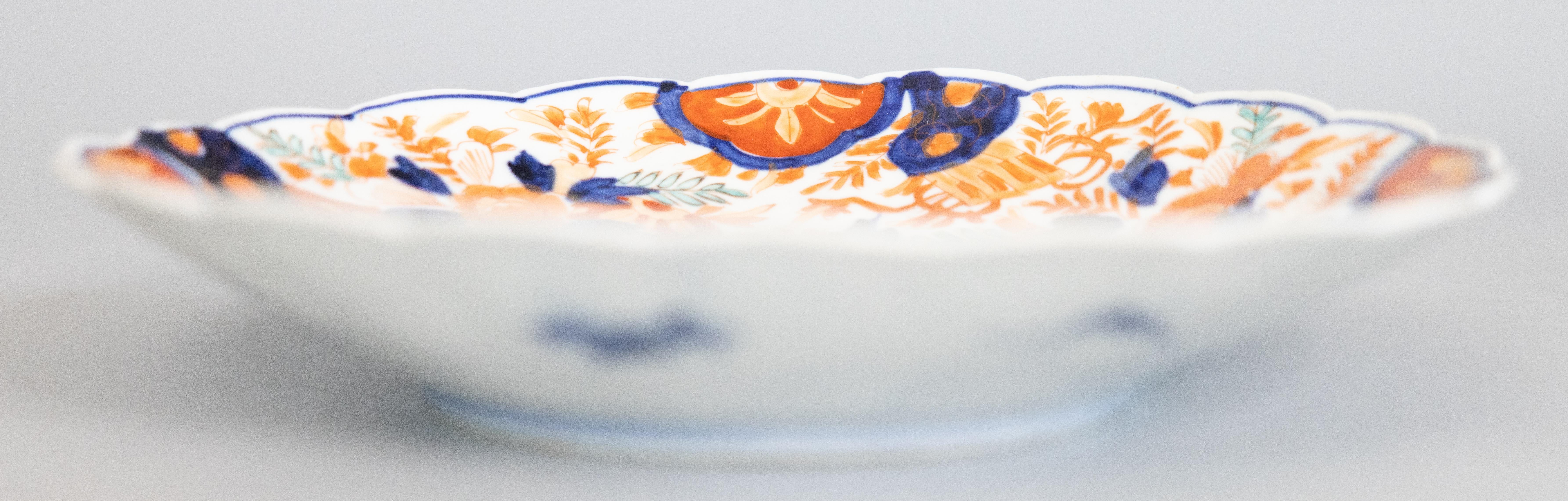 Antique 19th Century Japanese Meiji Period Imari Scalloped Chargers - a Pair In Good Condition For Sale In Pearland, TX