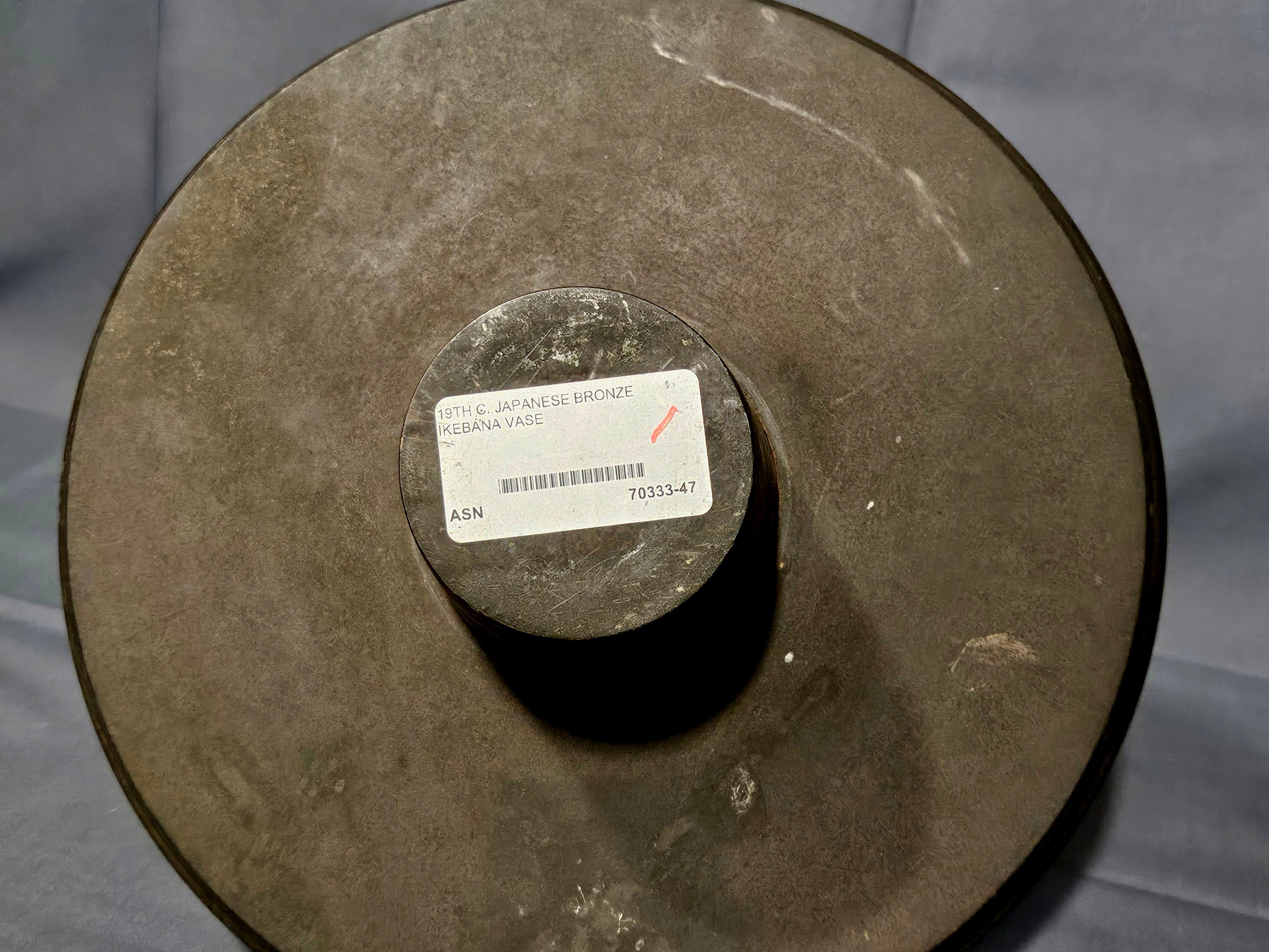 Jarrón Trípode Ikebana de Metal Mixto Japonés Antiguo del Siglo XIX en venta 8