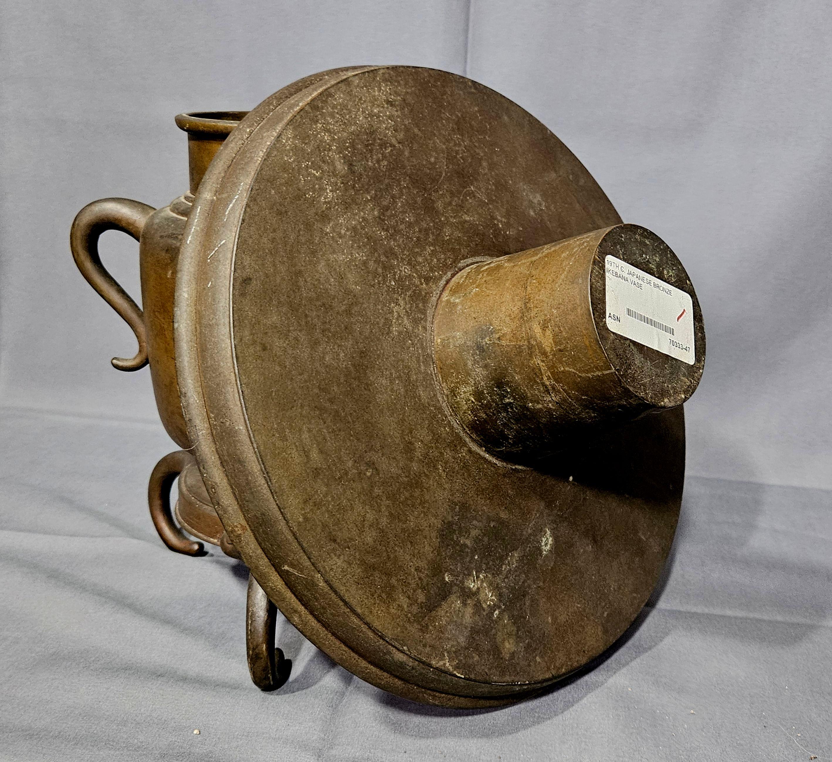 Jarrón Trípode Ikebana de Metal Mixto Japonés Antiguo del Siglo XIX en venta 9