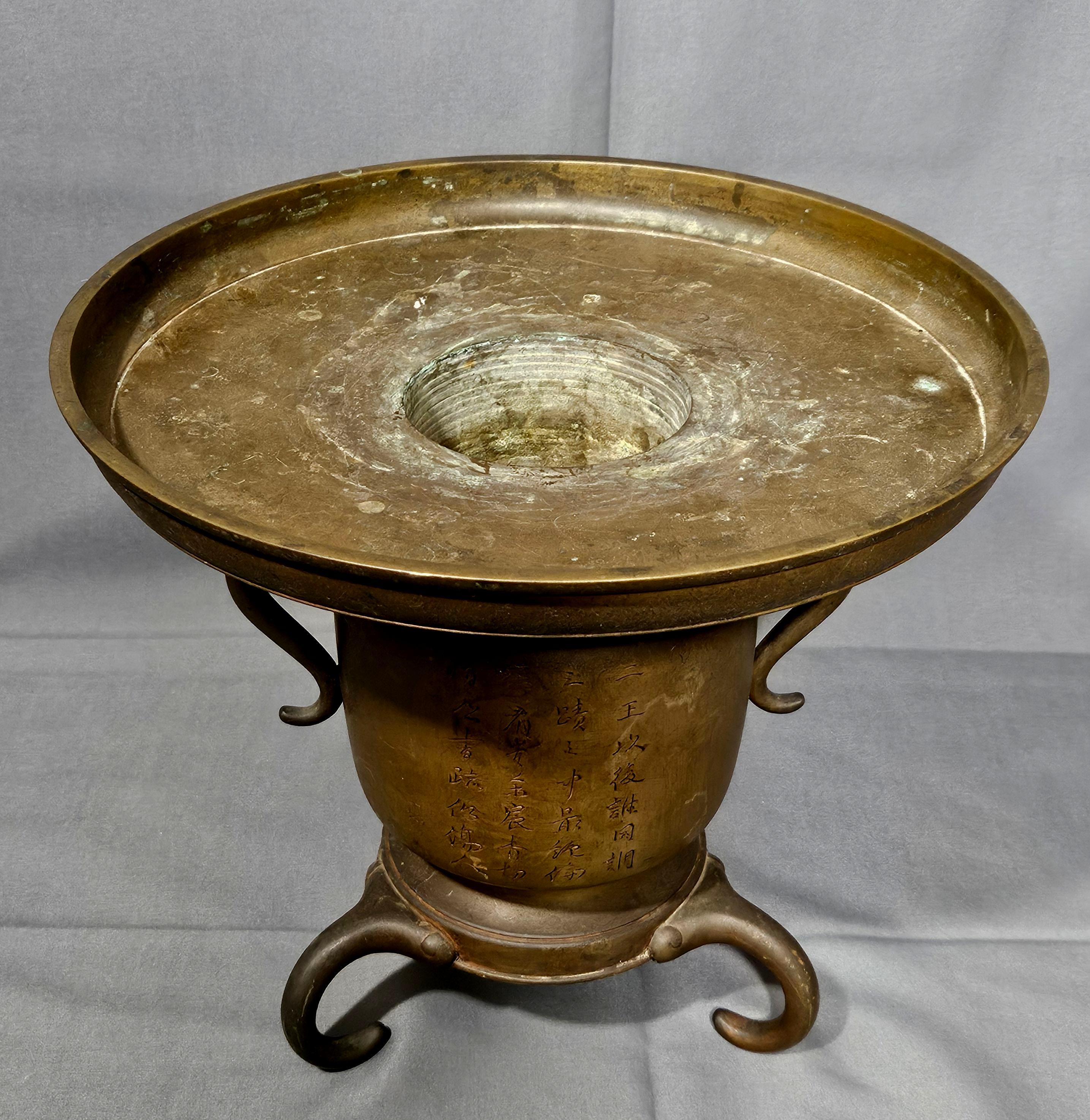 Jarrón Trípode Ikebana de Metal Mixto Japonés Antiguo del Siglo XIX Hecho a mano en venta