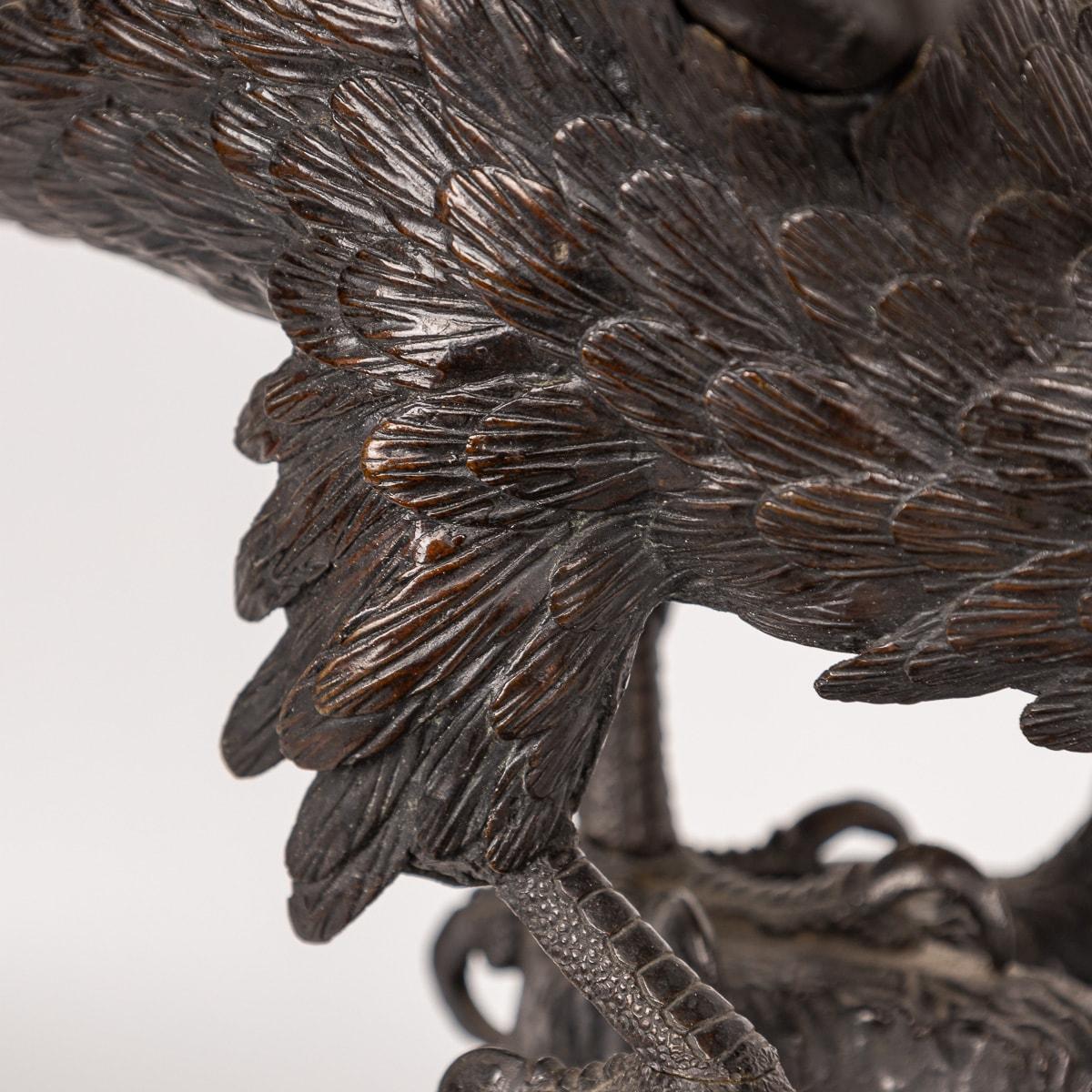 Bronze patiné japonais ancien du 19ème siècle représentant un aigle perché, vers 1890 en vente 4