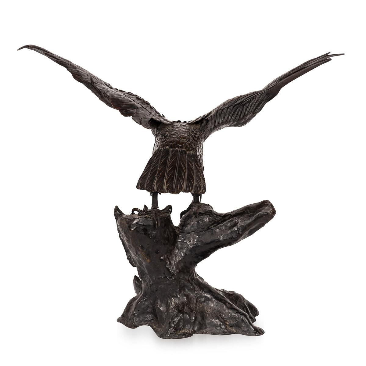 Autre Bronze patiné japonais ancien du 19ème siècle représentant un aigle perché, vers 1890 en vente