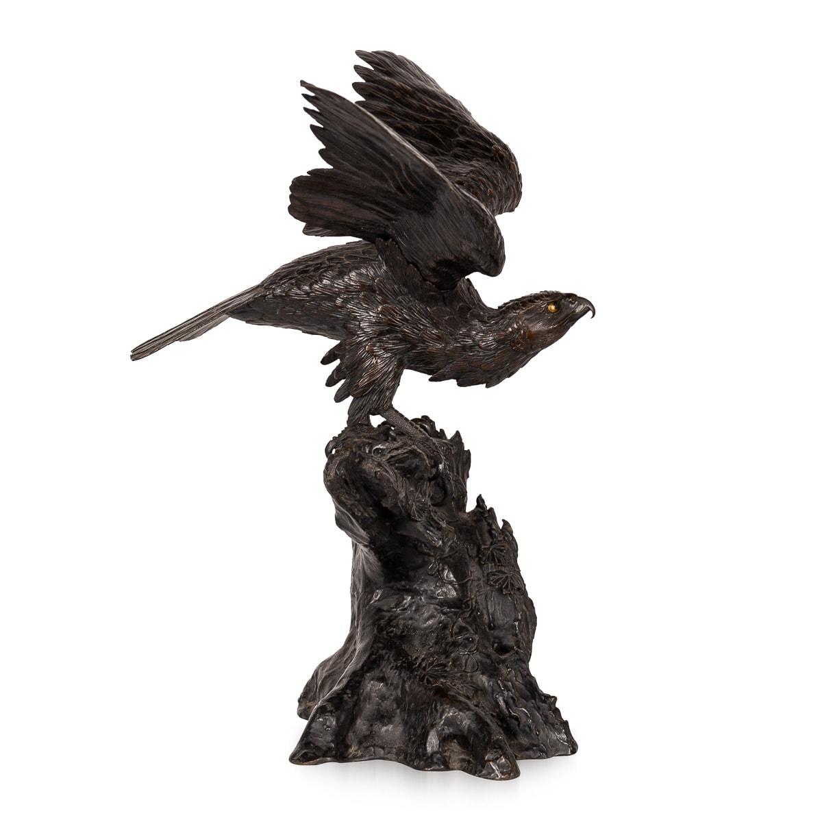 Japonais Bronze patiné japonais ancien du 19ème siècle représentant un aigle perché, vers 1890 en vente