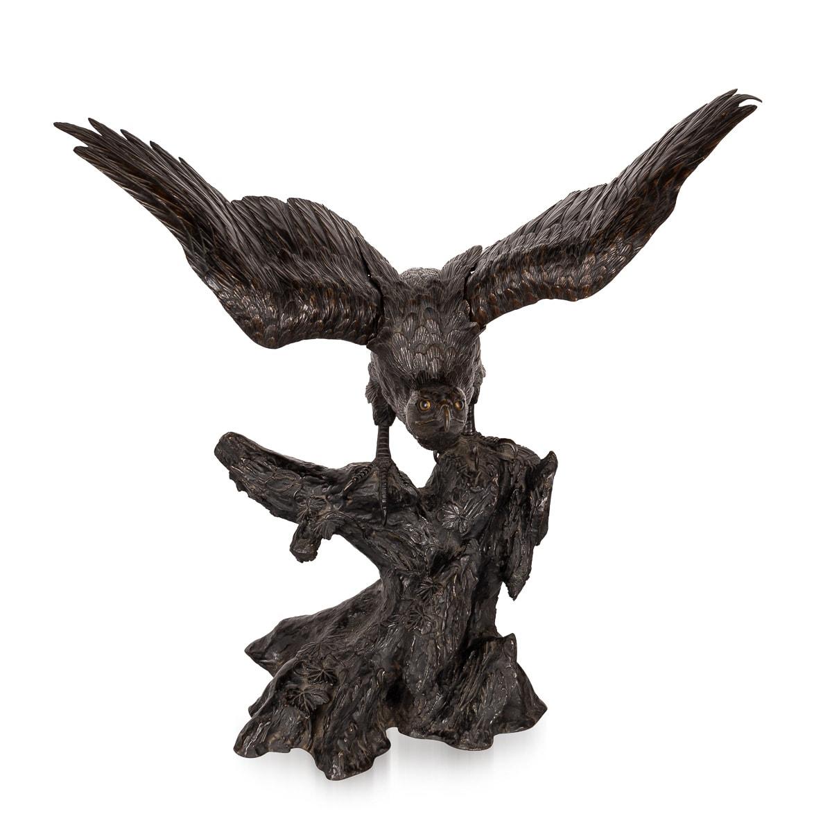 Bronze patiné japonais ancien du 19ème siècle représentant un aigle perché, vers 1890 Bon état - En vente à Royal Tunbridge Wells, Kent