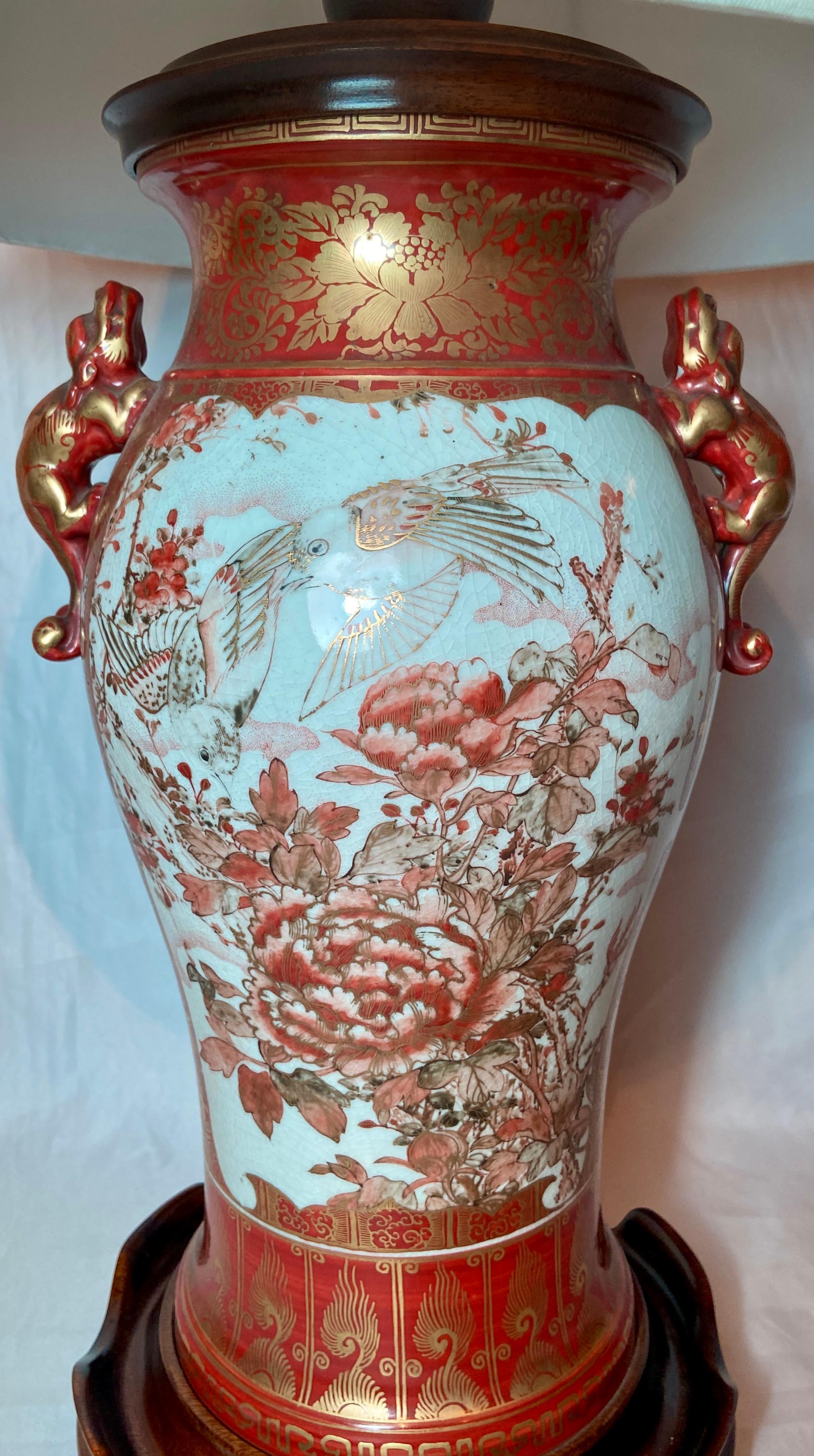 Japonais Porcelaine japonaise ancienne du 19ème siècle en émail rouge avec urnes en or transformées en lampes en vente