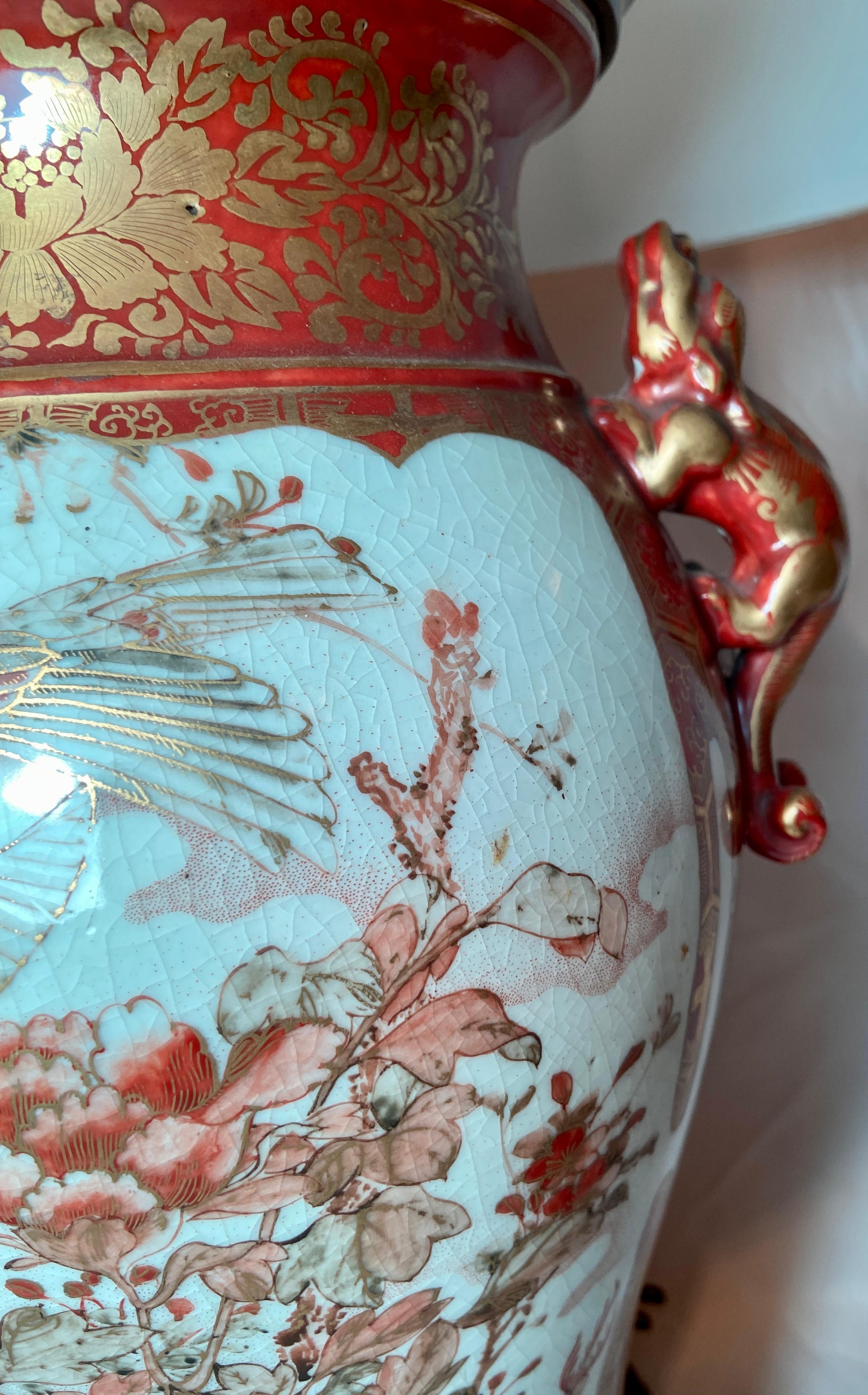 Porcelaine japonaise ancienne du 19ème siècle en émail rouge avec urnes en or transformées en lampes Bon état - En vente à New Orleans, LA