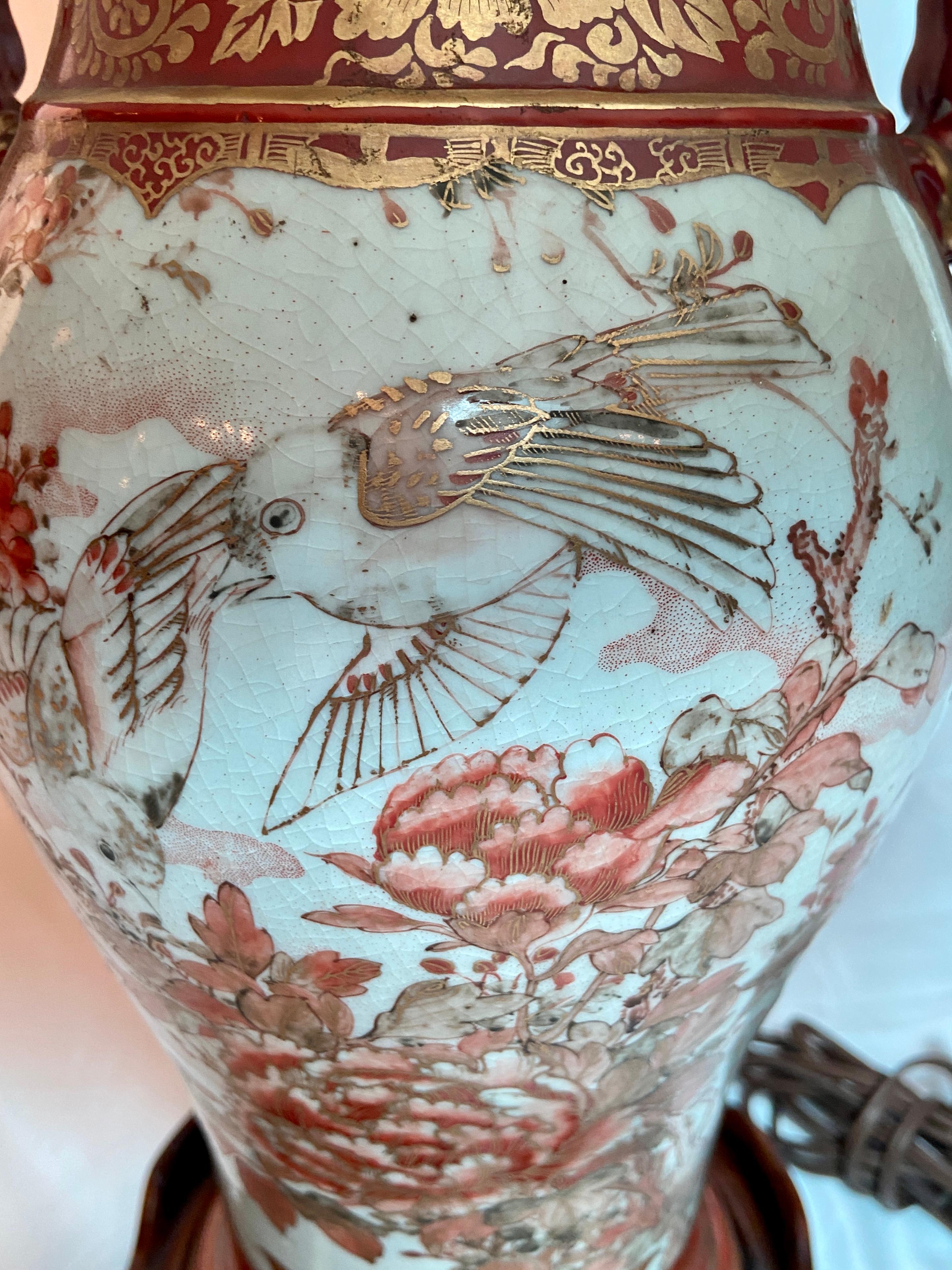 Porcelaine japonaise ancienne du 19ème siècle en émail rouge avec urnes en or transformées en lampes en vente 1