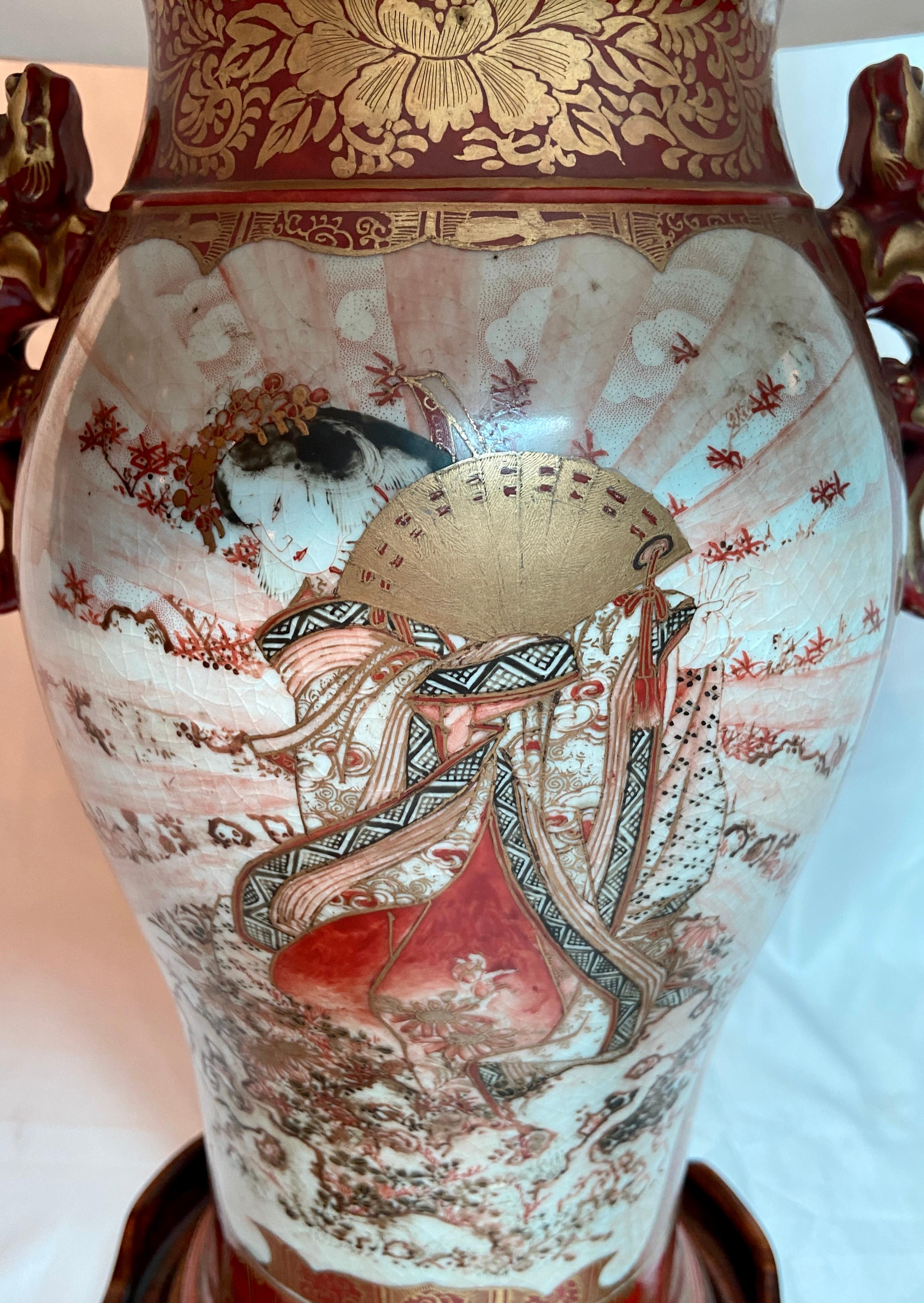 Porcelaine japonaise ancienne du 19ème siècle en émail rouge avec urnes en or transformées en lampes en vente 2