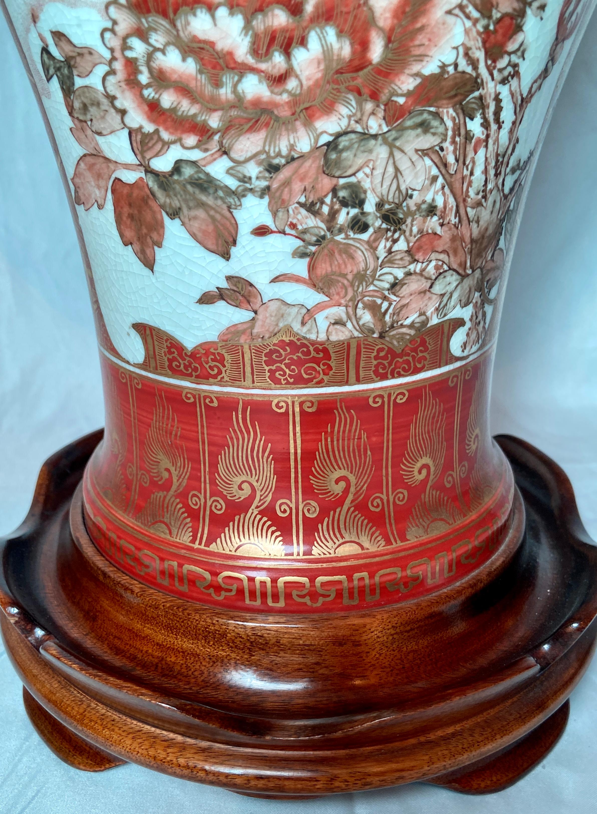 Porcelaine japonaise ancienne du 19ème siècle en émail rouge avec urnes en or transformées en lampes en vente 3