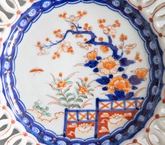 Antiker japanischer Imari-Teller mit Wellenschliff aus dem 19.