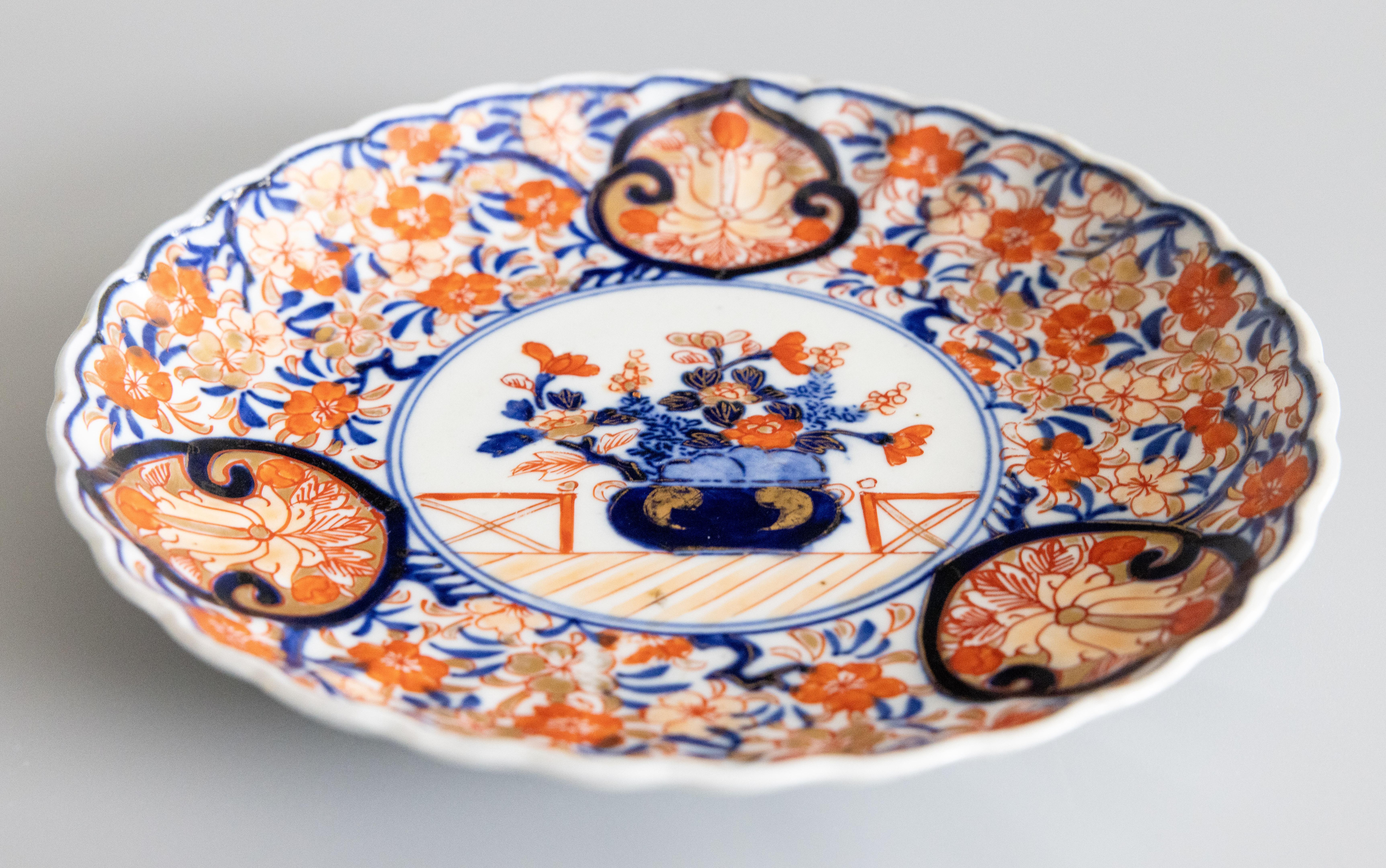 Une magnifique assiette Imari antique du 19ème siècle avec un bord festonné. Des oranges, des bleus et des verts éclatants sont à l'honneur. Le design multicolore représente des motifs japonais traditionnels, mettant en valeur l'artisanat complexe