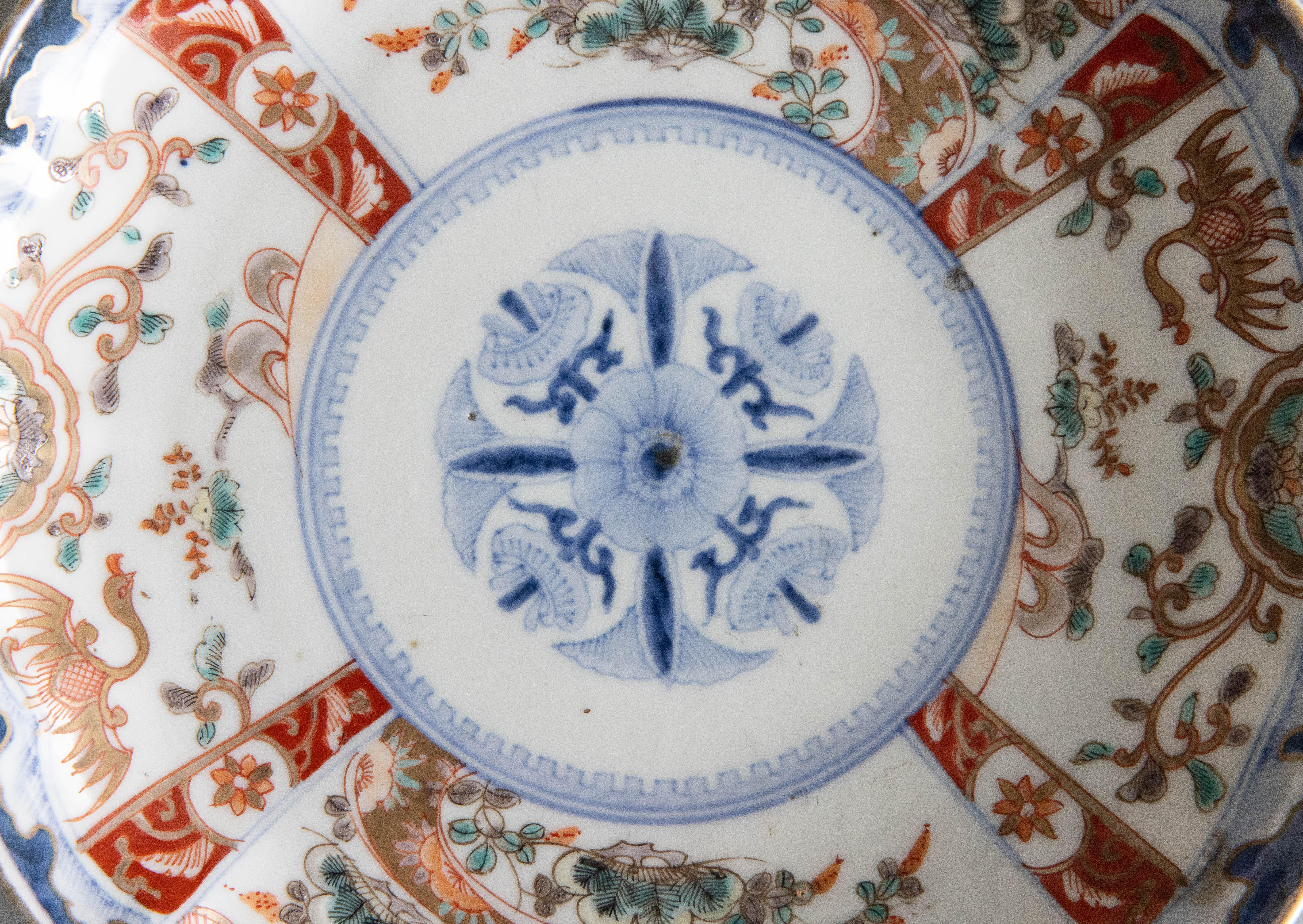 Antiker japanischer Imari-Teller mit Wellenschliff aus dem 19. (Japonismus) im Angebot